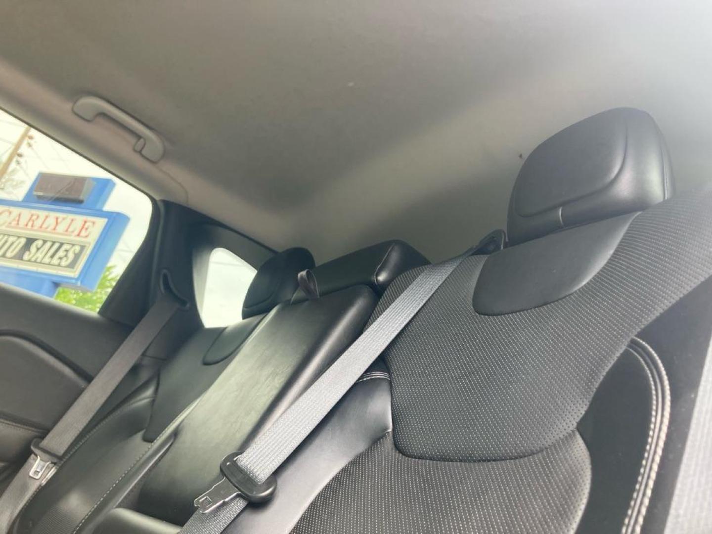 2019 BLACK JEEP CHEROKEE LIMITED (1C4PJMDX8KD) with an 3.2L engine, Automatic transmission, located at 1708 Broadway, Rockford, IL, 61104, (815) 397-5010, 42.252522, -89.069359 - Photo#4