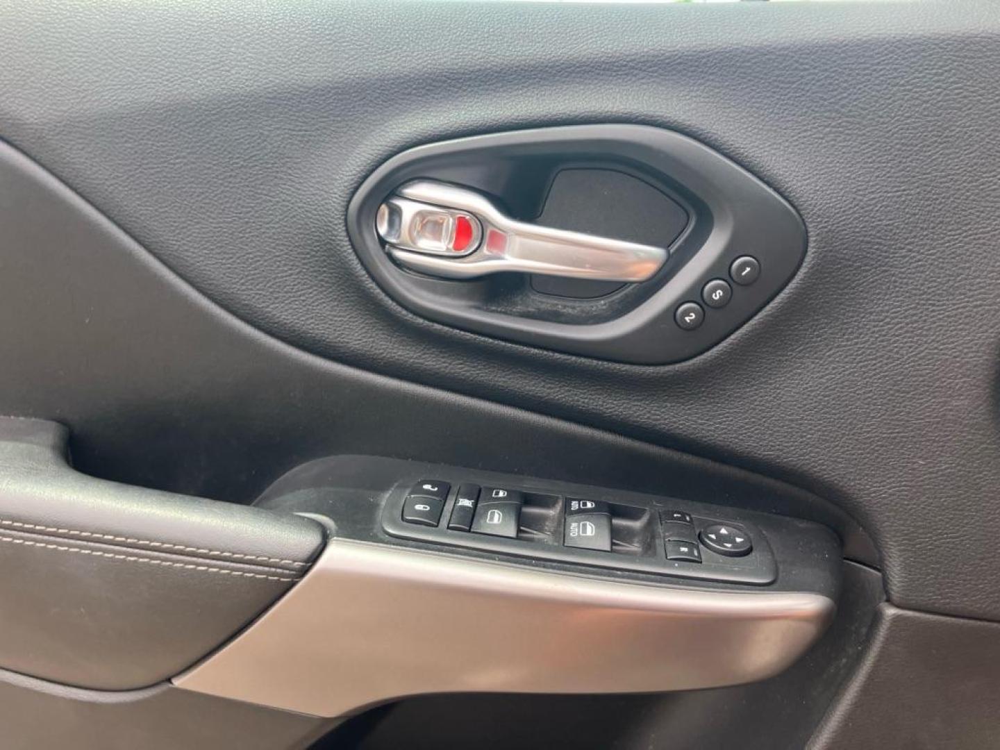 2019 BLACK JEEP CHEROKEE LIMITED (1C4PJMDX8KD) with an 3.2L engine, Automatic transmission, located at 1708 Broadway, Rockford, IL, 61104, (815) 397-5010, 42.252522, -89.069359 - Photo#5