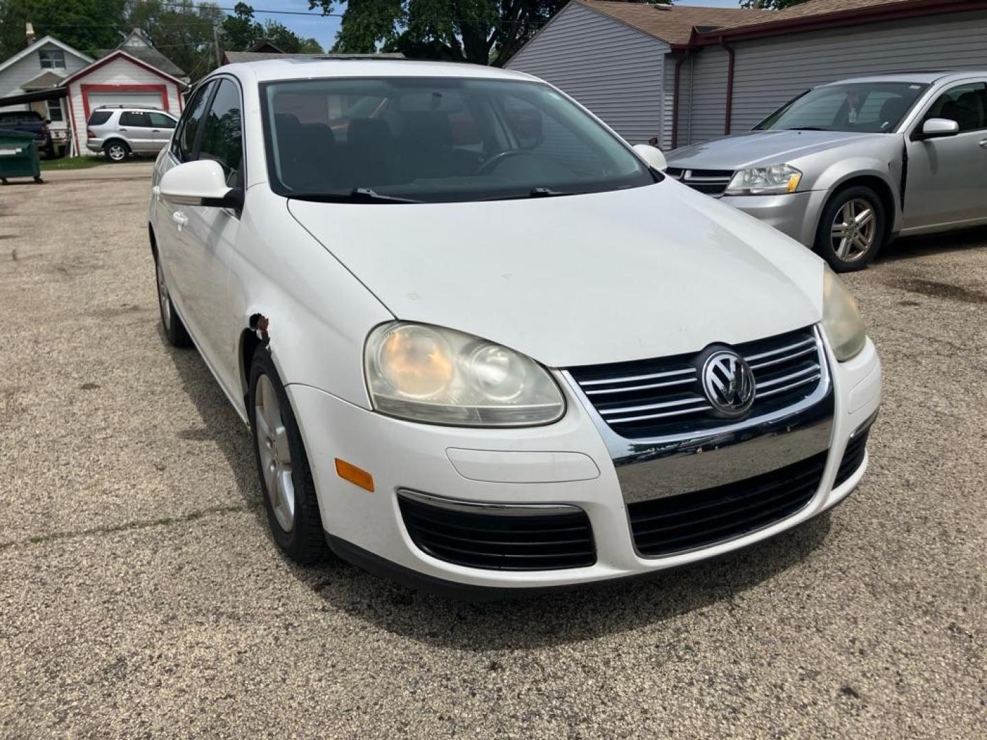 2009 WHITE VOLKSWAGEN JETTA SE (3VWRM71KX9M) with an 2.5L engine, Automatic transmission, located at 1708 Broadway, Rockford, IL, 61104, (815) 397-5010, 42.252522, -89.069359 - Photo#1