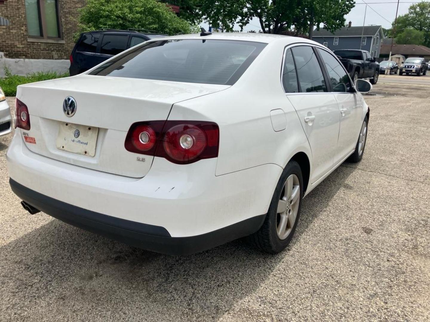 2009 WHITE VOLKSWAGEN JETTA SE (3VWRM71KX9M) with an 2.5L engine, Automatic transmission, located at 1708 Broadway, Rockford, IL, 61104, (815) 397-5010, 42.252522, -89.069359 - Photo#2
