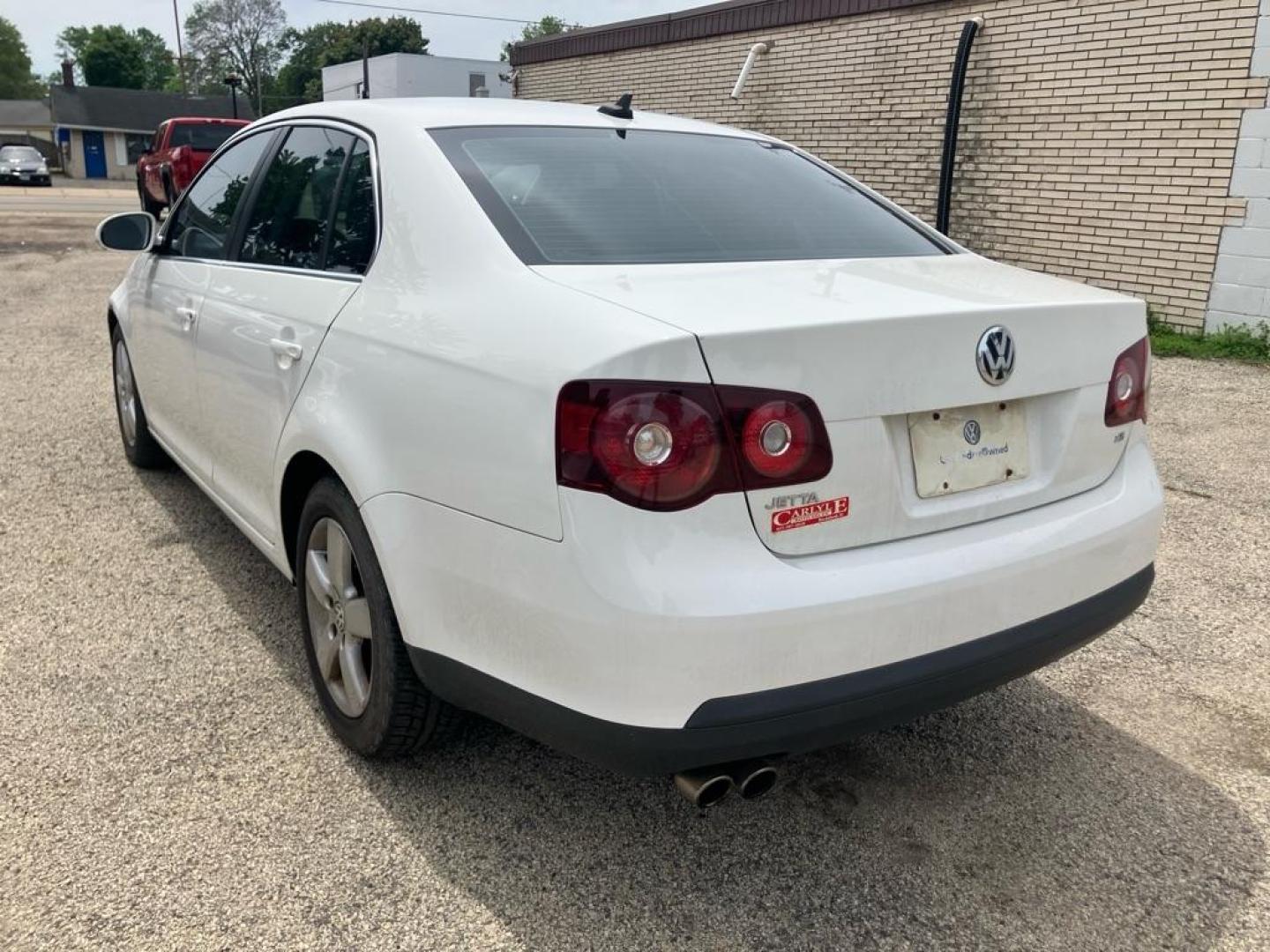 2009 WHITE VOLKSWAGEN JETTA SE (3VWRM71KX9M) with an 2.5L engine, Automatic transmission, located at 1708 Broadway, Rockford, IL, 61104, (815) 397-5010, 42.252522, -89.069359 - Photo#3