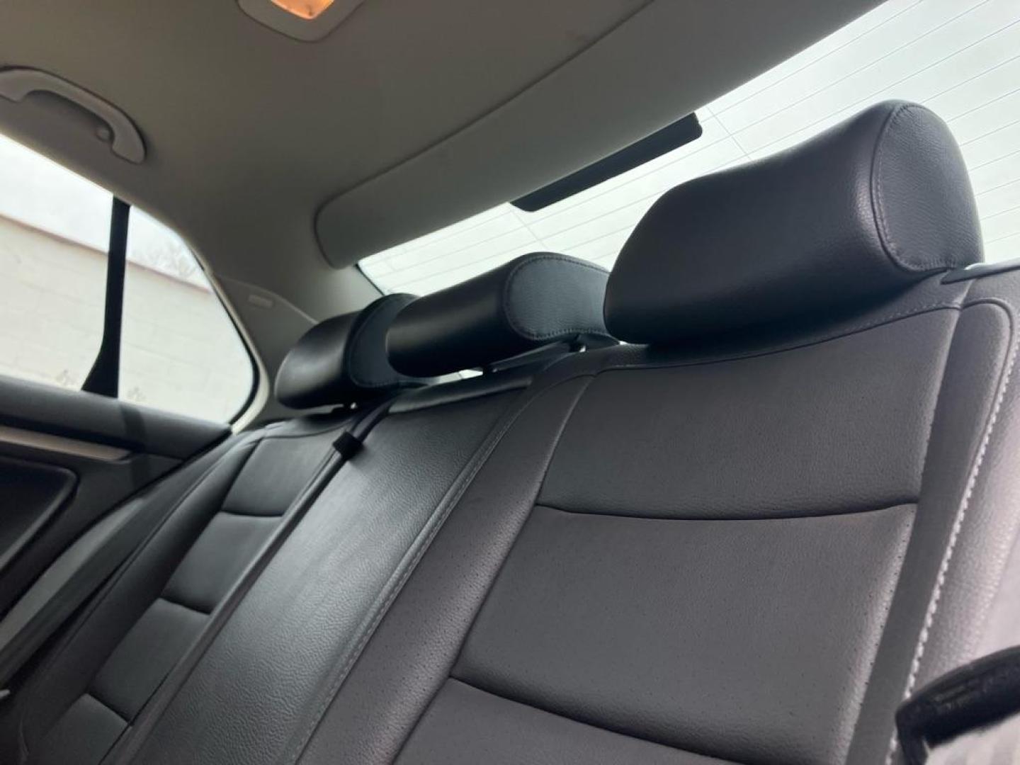 2009 WHITE VOLKSWAGEN JETTA SE (3VWRM71KX9M) with an 2.5L engine, Automatic transmission, located at 1708 Broadway, Rockford, IL, 61104, (815) 397-5010, 42.252522, -89.069359 - Photo#4