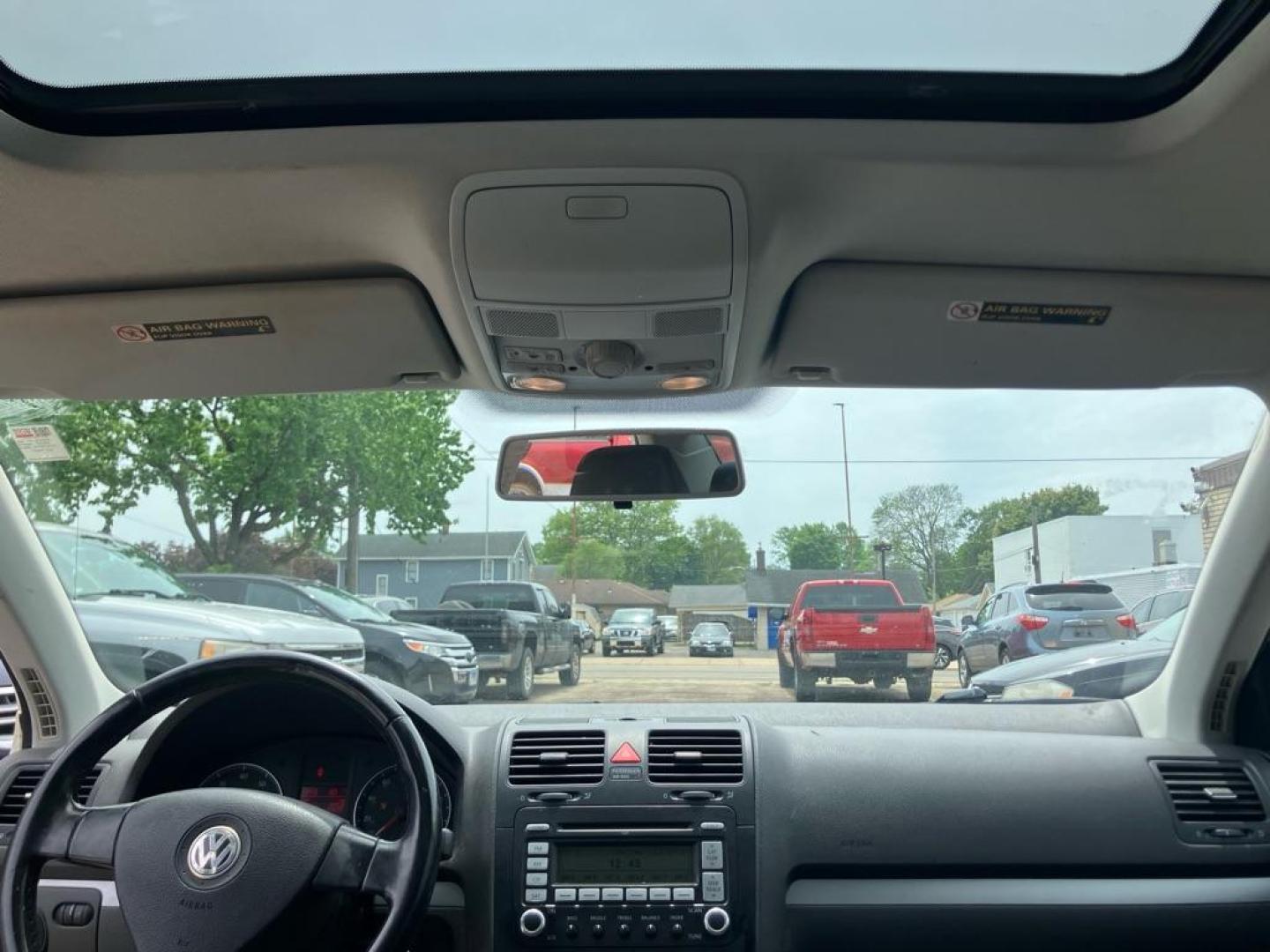 2009 WHITE VOLKSWAGEN JETTA SE (3VWRM71KX9M) with an 2.5L engine, Automatic transmission, located at 1708 Broadway, Rockford, IL, 61104, (815) 397-5010, 42.252522, -89.069359 - Photo#5