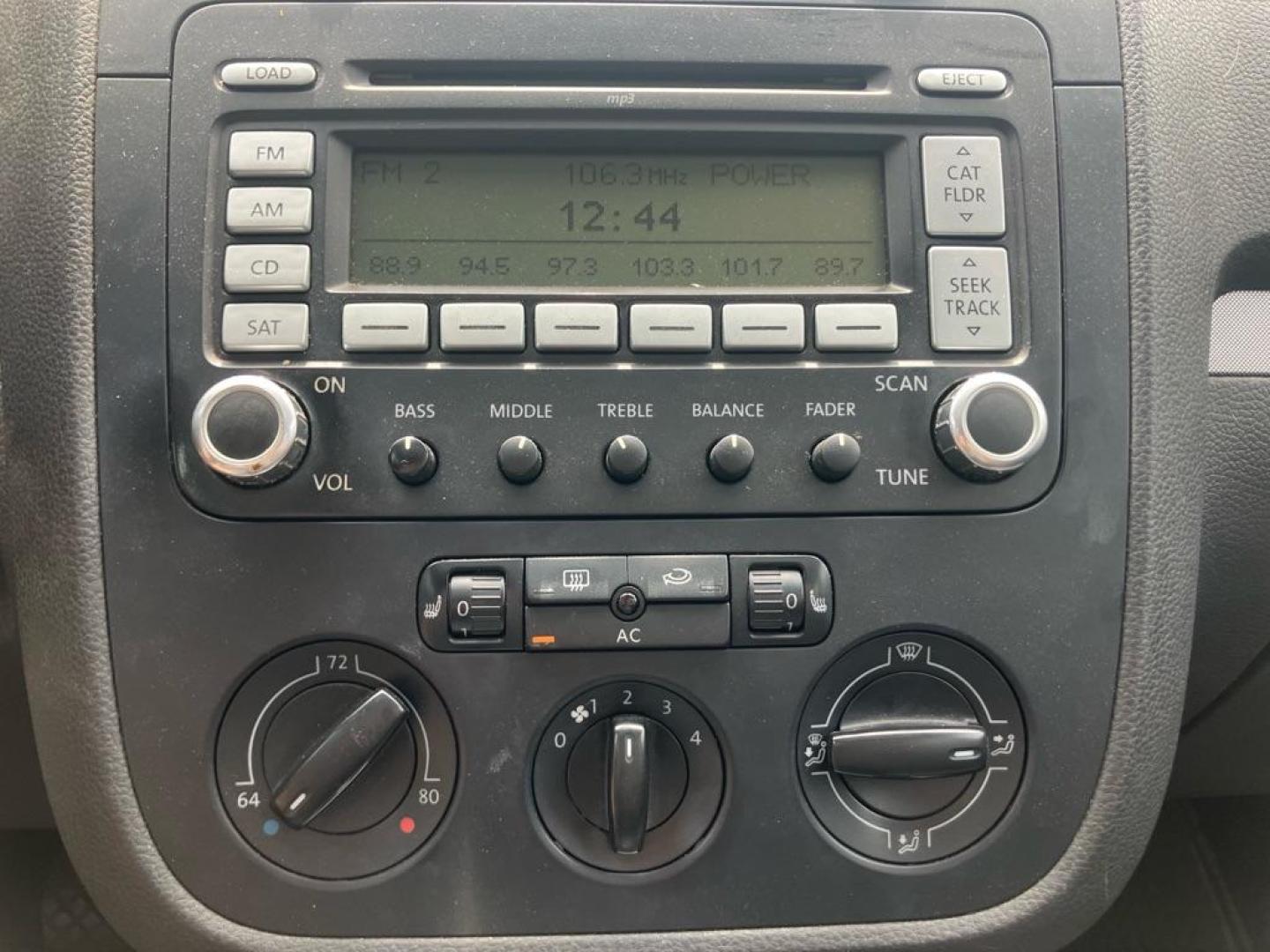 2009 WHITE VOLKSWAGEN JETTA SE (3VWRM71KX9M) with an 2.5L engine, Automatic transmission, located at 1708 Broadway, Rockford, IL, 61104, (815) 397-5010, 42.252522, -89.069359 - Photo#8
