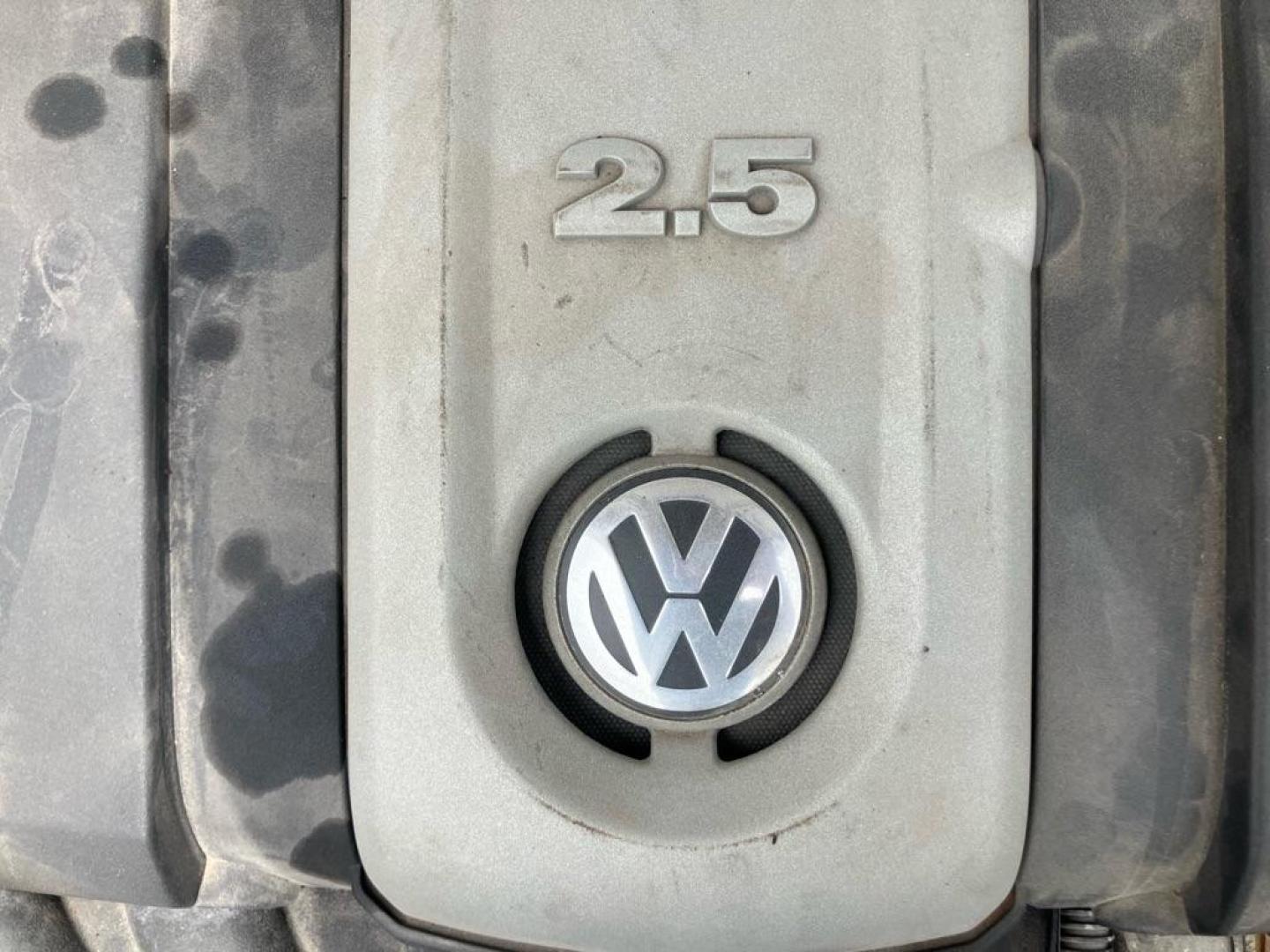 2009 WHITE VOLKSWAGEN JETTA SE (3VWRM71KX9M) with an 2.5L engine, Automatic transmission, located at 1708 Broadway, Rockford, IL, 61104, (815) 397-5010, 42.252522, -89.069359 - Photo#9