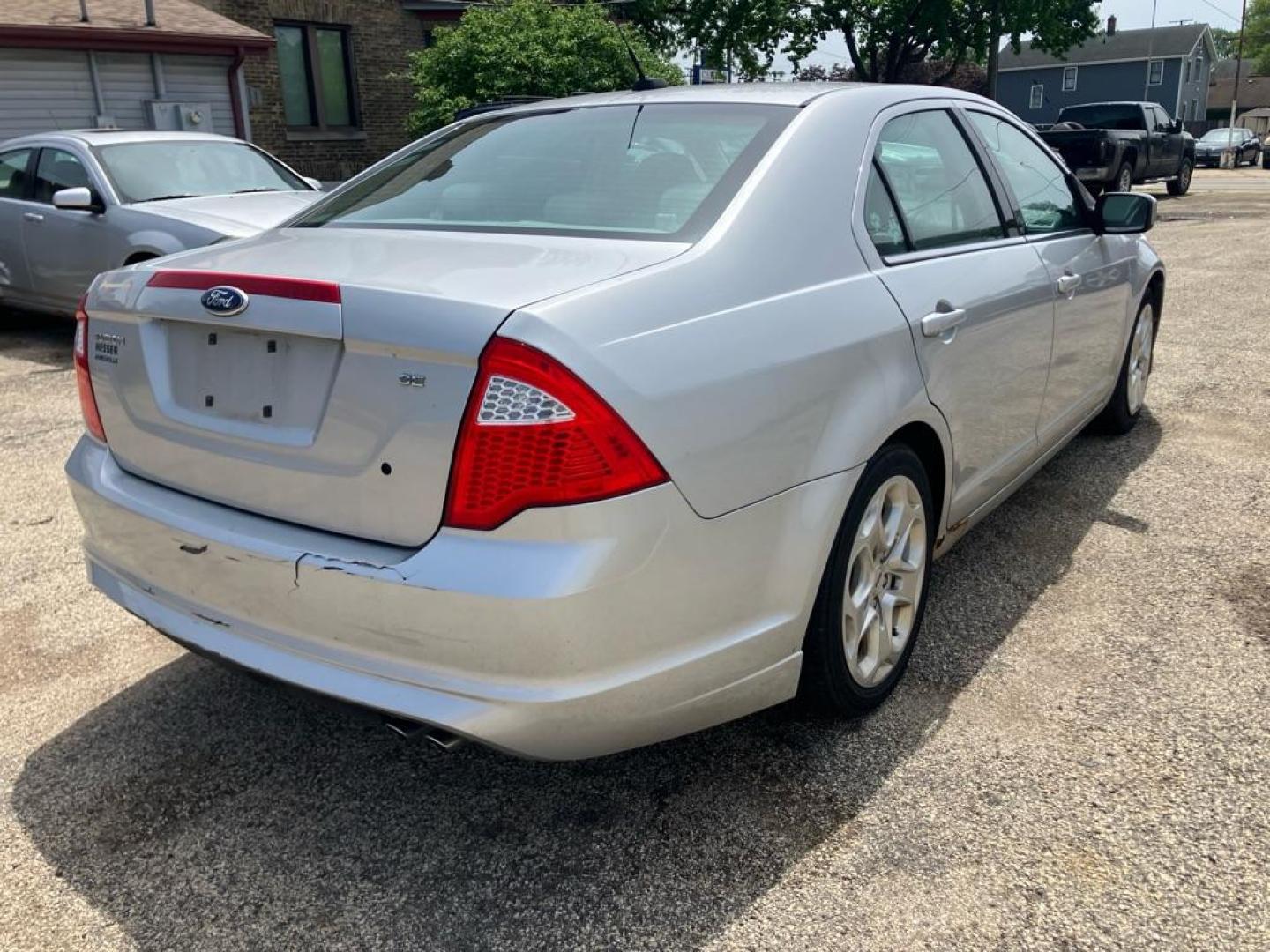 2010 SILVER FORD FUSION SE (3FAHP0HA7AR) with an 2.5L engine, Automatic transmission, located at 1708 Broadway, Rockford, IL, 61104, (815) 397-5010, 42.252522, -89.069359 - Photo#2