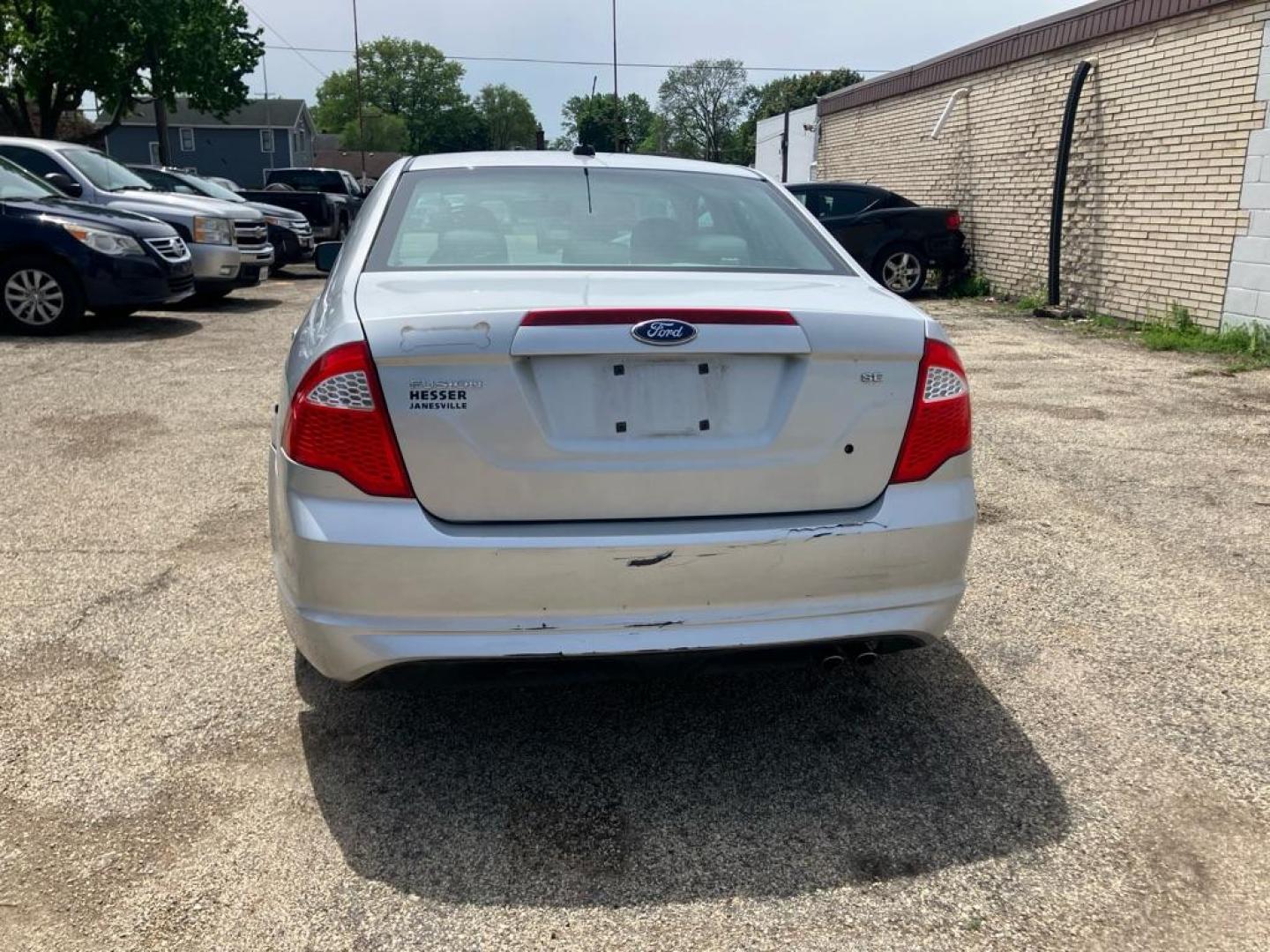 2010 SILVER FORD FUSION SE (3FAHP0HA7AR) with an 2.5L engine, Automatic transmission, located at 1708 Broadway, Rockford, IL, 61104, (815) 397-5010, 42.252522, -89.069359 - Photo#3