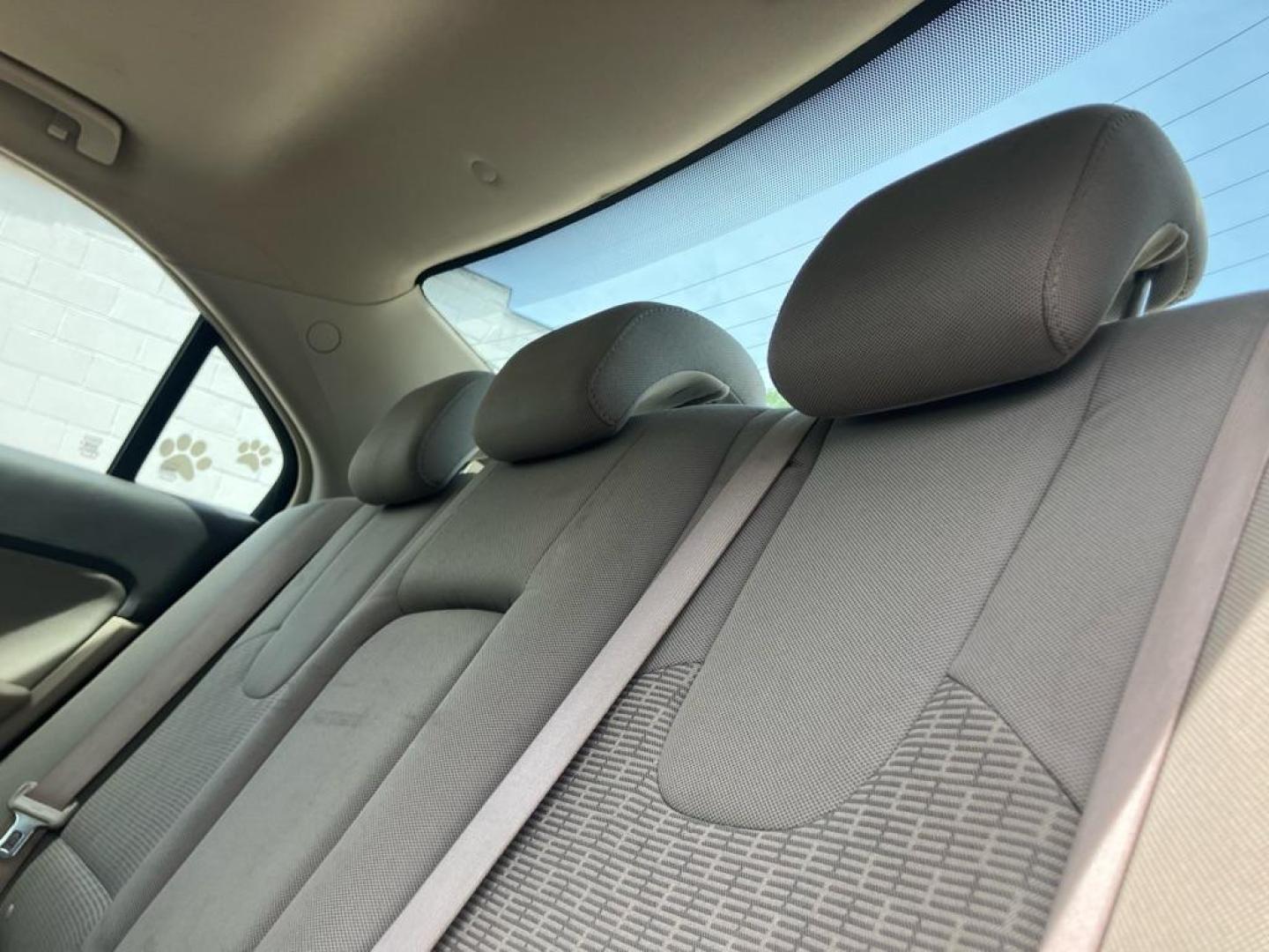 2010 SILVER FORD FUSION SE (3FAHP0HA7AR) with an 2.5L engine, Automatic transmission, located at 1708 Broadway, Rockford, IL, 61104, (815) 397-5010, 42.252522, -89.069359 - Photo#4