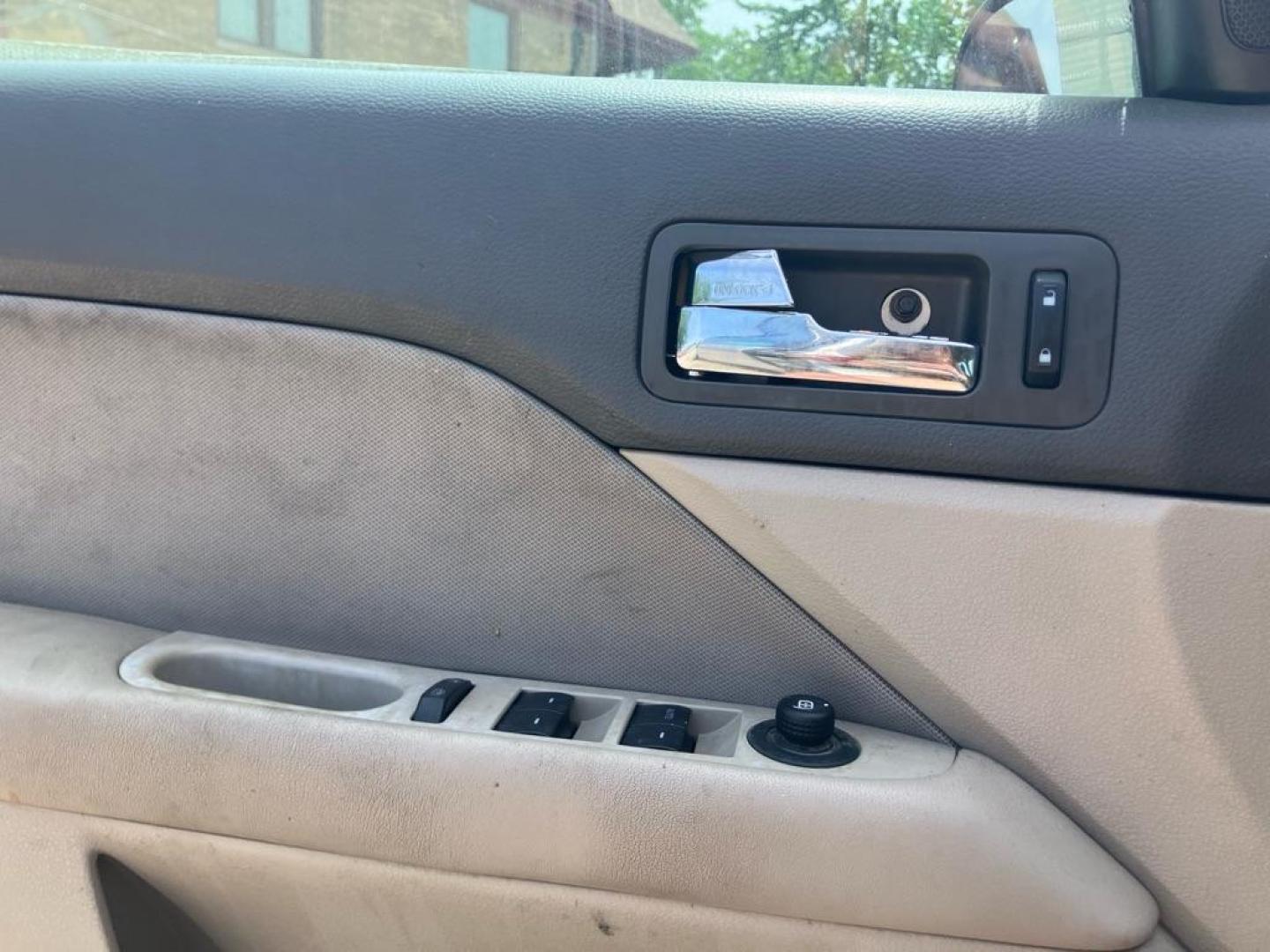 2010 SILVER FORD FUSION SE (3FAHP0HA7AR) with an 2.5L engine, Automatic transmission, located at 1708 Broadway, Rockford, IL, 61104, (815) 397-5010, 42.252522, -89.069359 - Photo#6