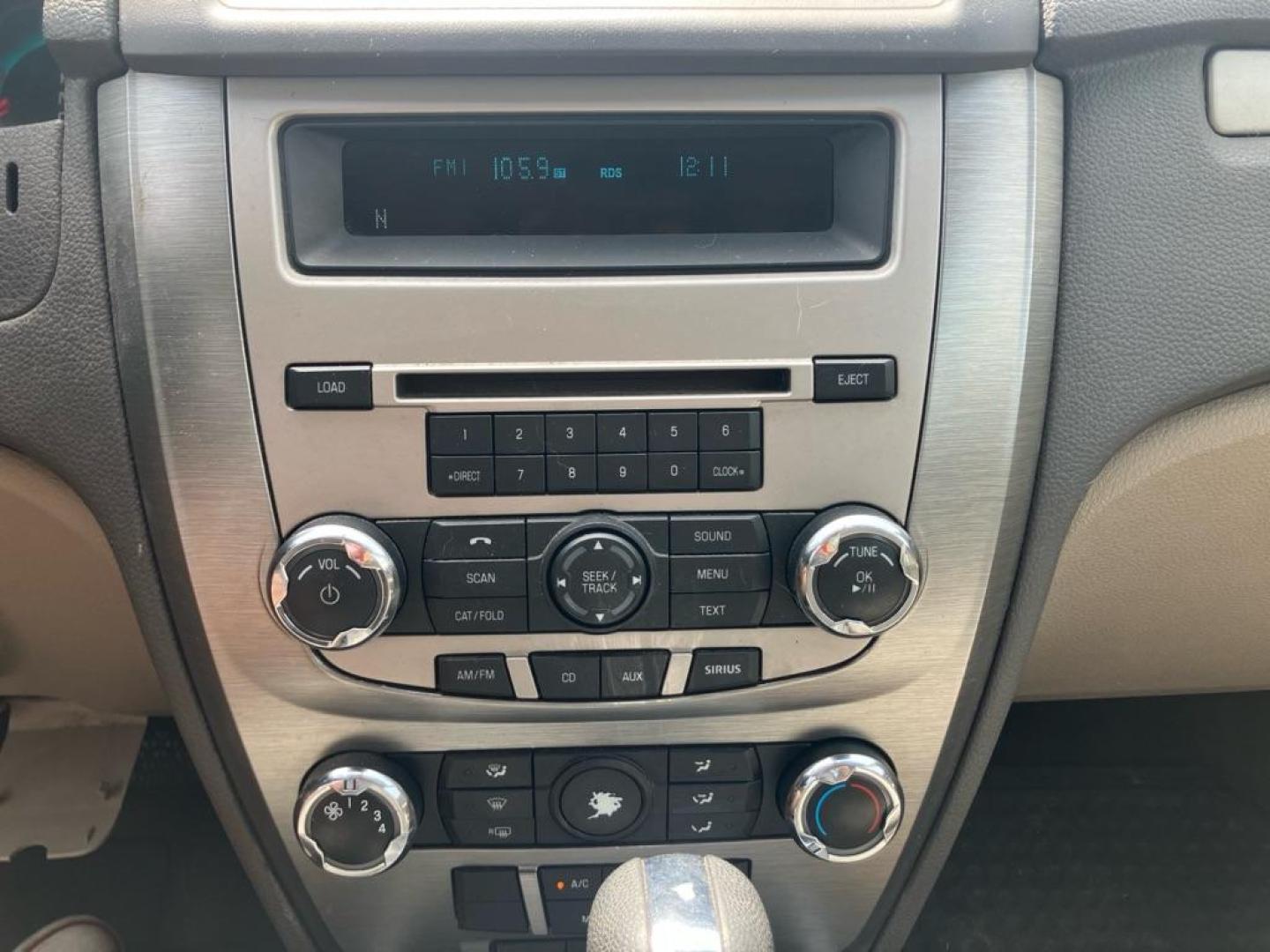 2010 SILVER FORD FUSION SE (3FAHP0HA7AR) with an 2.5L engine, Automatic transmission, located at 1708 Broadway, Rockford, IL, 61104, (815) 397-5010, 42.252522, -89.069359 - Photo#8