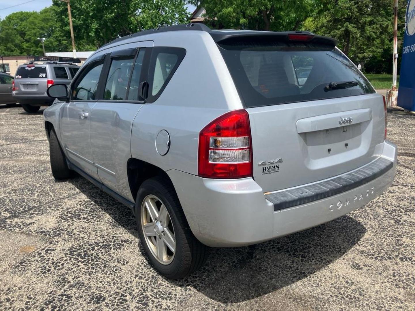 2010 SILVER JEEP COMPASS SPORT (1J4NF4FB3AD) with an 2.4L engine, Continuously Variable transmission, located at 1708 Broadway, Rockford, IL, 61104, (815) 397-5010, 42.252522, -89.069359 - Photo#3