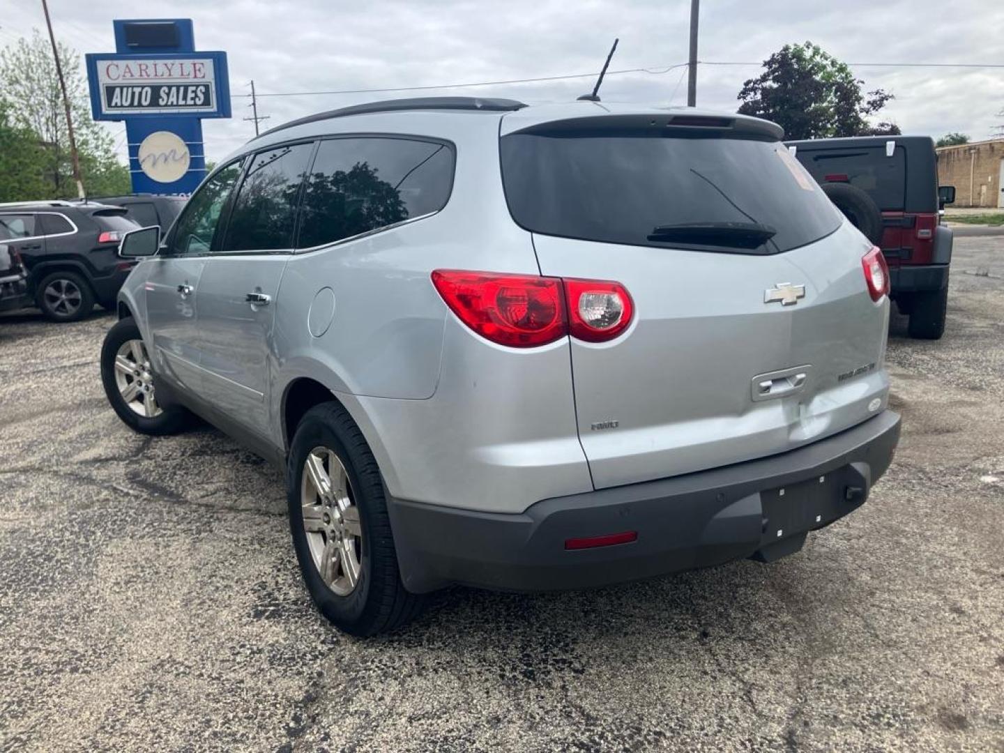 2012 SILVER CHEVROLET TRAVERSE LT (1GNKVJED2CJ) with an 3.6L engine, Automatic transmission, located at 1708 Broadway, Rockford, IL, 61104, (815) 397-5010, 42.252522, -89.069359 - Photo#3
