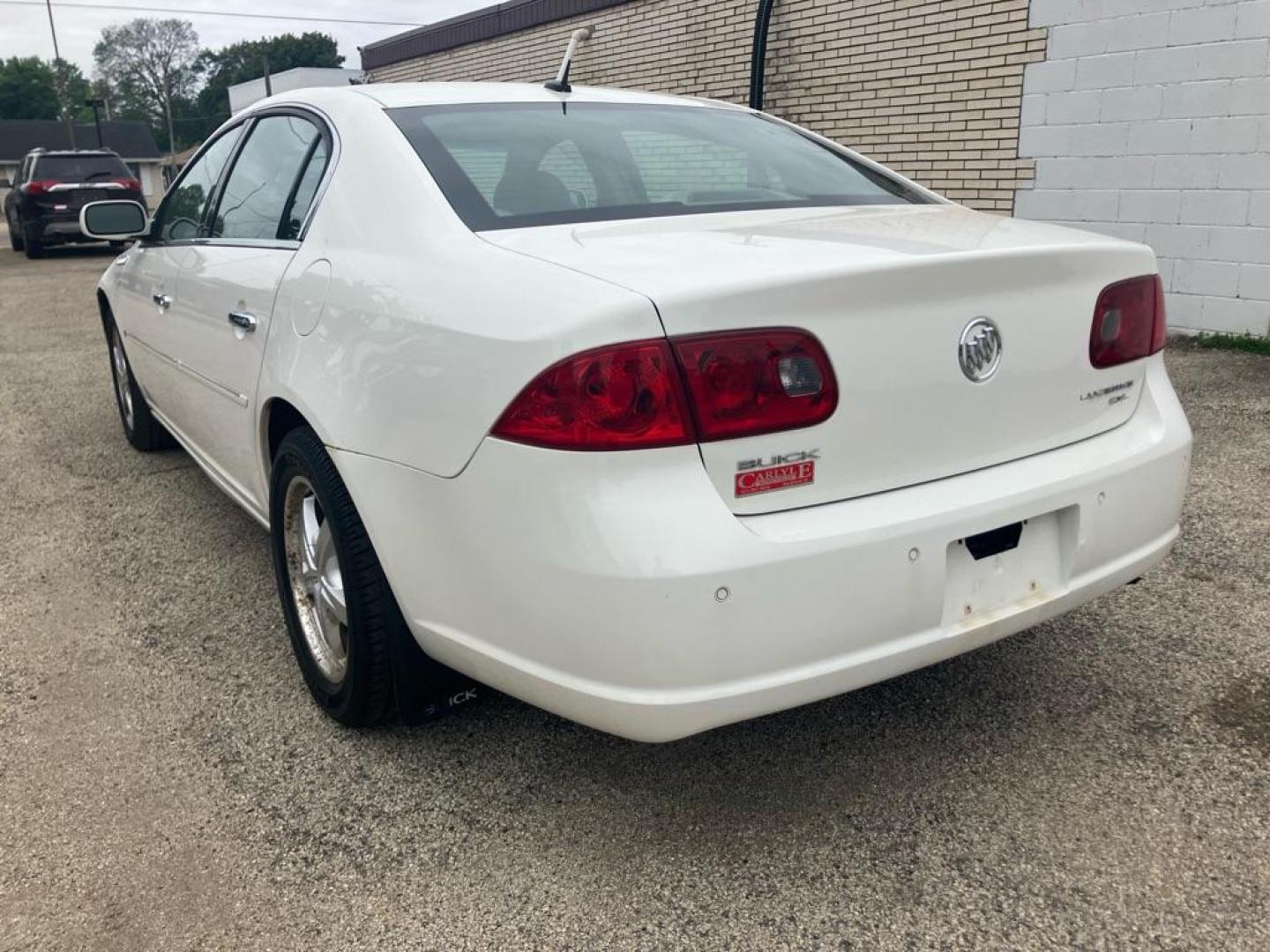 2007 WHITE BUICK LUCERNE CXL (1G4HD57287U) with an 3.8L engine, Automatic transmission, located at 1708 Broadway, Rockford, IL, 61104, (815) 397-5010, 42.252522, -89.069359 - Photo#3