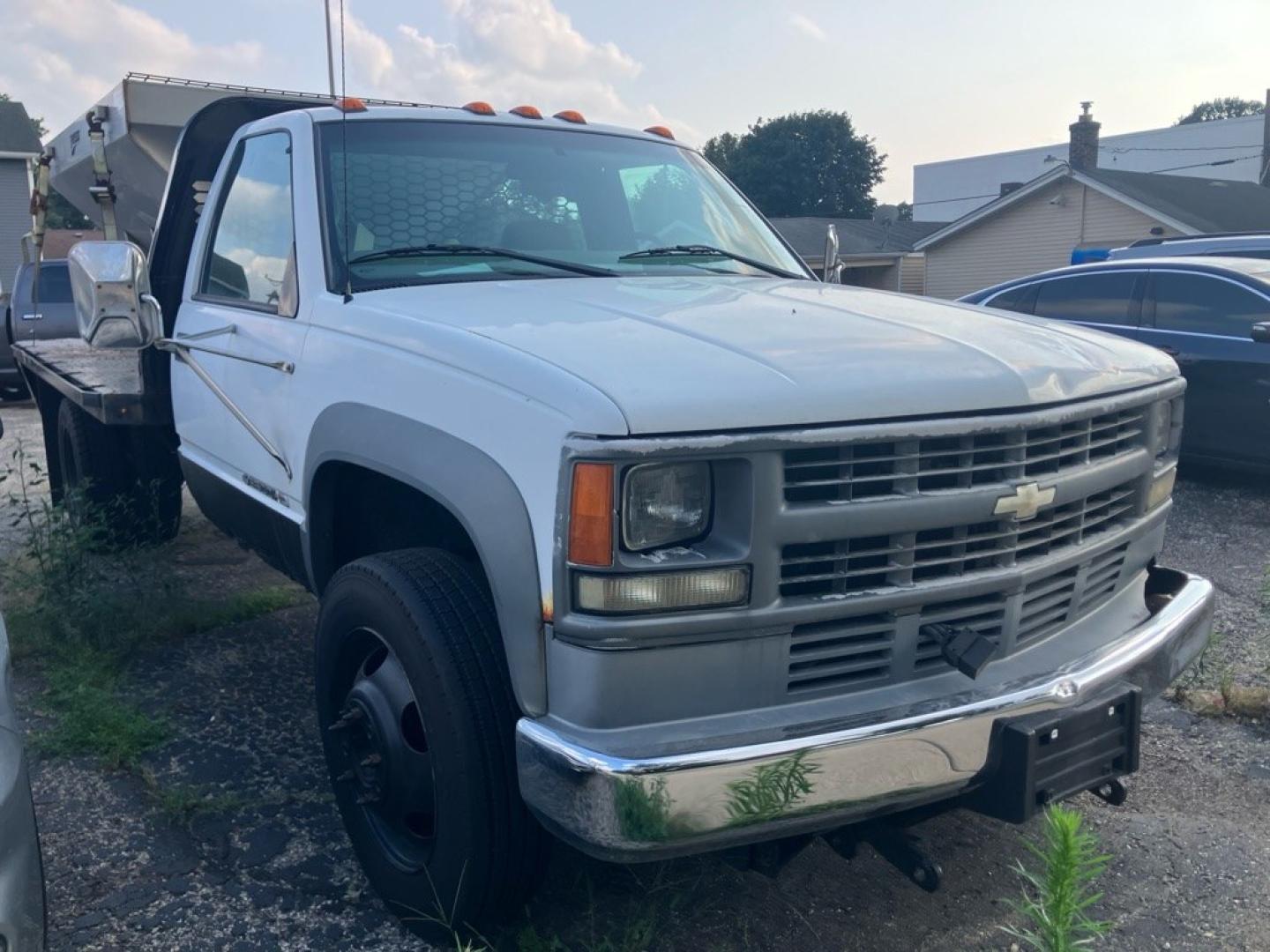 2002 WHITE CHEVROLET GMT-400 3500-HD (3GBKC34G42M) with an 8.1L engine, Automatic transmission, located at 1708 Broadway, Rockford, IL, 61104, (815) 397-5010, 42.252522, -89.069359- Photo#1