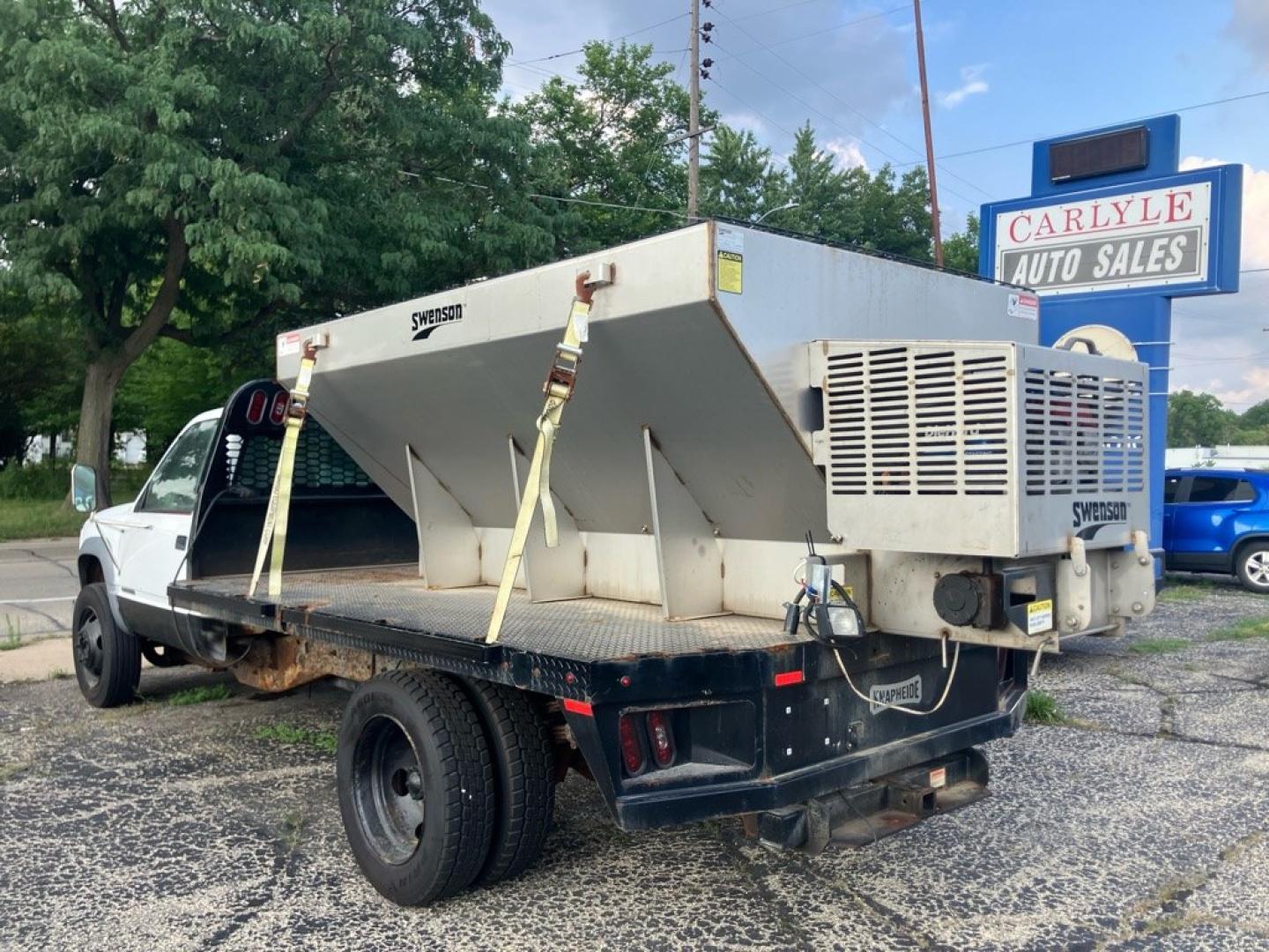 2002 WHITE CHEVROLET GMT-400 3500-HD (3GBKC34G42M) with an 8.1L engine, Automatic transmission, located at 1708 Broadway, Rockford, IL, 61104, (815) 397-5010, 42.252522, -89.069359- Photo#2