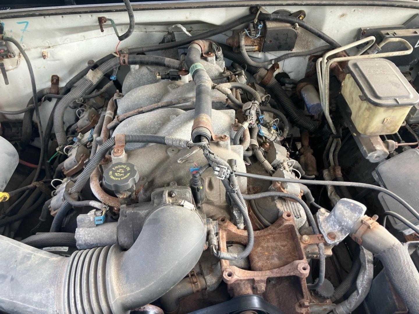 2002 WHITE CHEVROLET GMT-400 3500-HD (3GBKC34G42M) with an 8.1L engine, Automatic transmission, located at 1708 Broadway, Rockford, IL, 61104, (815) 397-5010, 42.252522, -89.069359- Photo#7