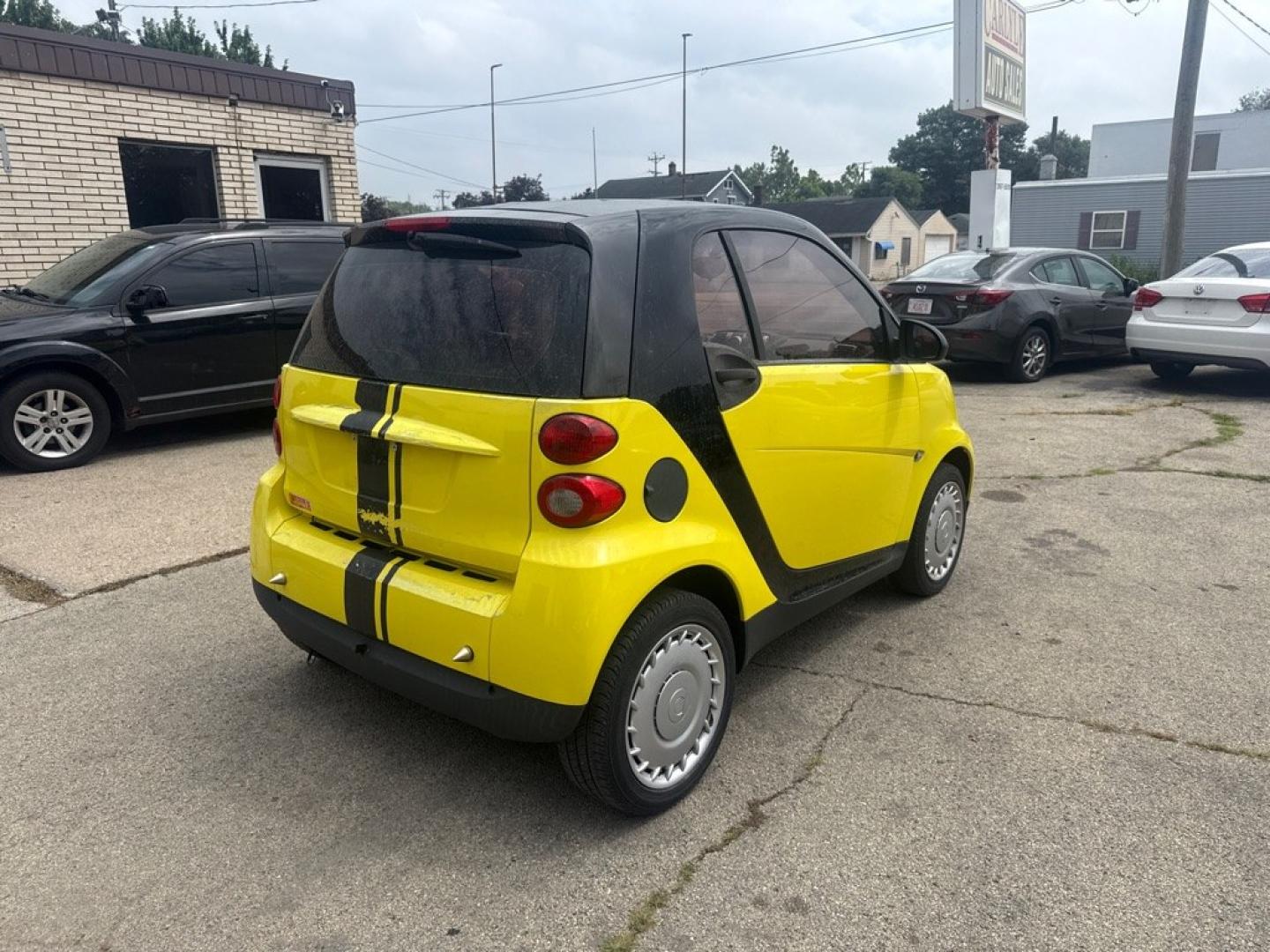 2008 YELLOW SMART FORTWO PURE (WMEEJ31X58K) with an 1.0L engine, Automatic transmission, located at 1708 Broadway, Rockford, IL, 61104, (815) 397-5010, 42.252522, -89.069359- Photo#2