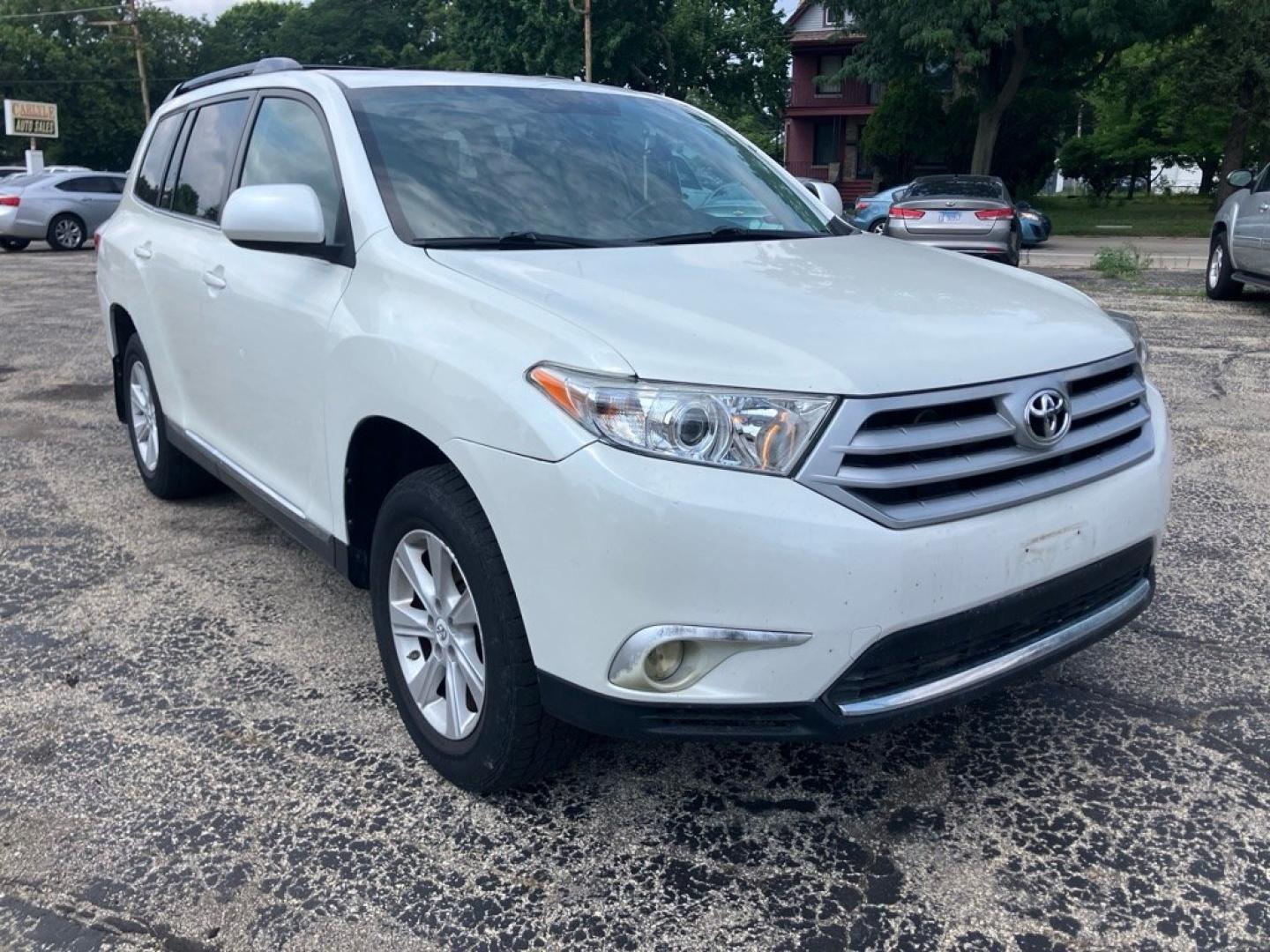 2011 WHITE TOYOTA HIGHLANDER BASE (5TDBK3EH0BS) with an 3.5L engine, Automatic transmission, located at 1708 Broadway, Rockford, IL, 61104, (815) 397-5010, 42.252522, -89.069359- Photo#1