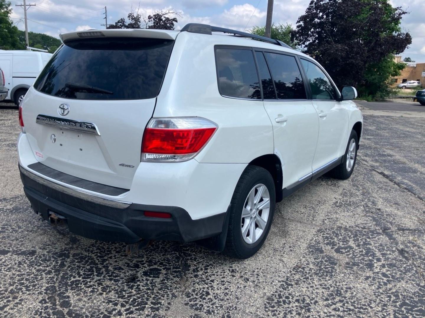 2011 WHITE TOYOTA HIGHLANDER BASE (5TDBK3EH0BS) with an 3.5L engine, Automatic transmission, located at 1708 Broadway, Rockford, IL, 61104, (815) 397-5010, 42.252522, -89.069359- Photo#2