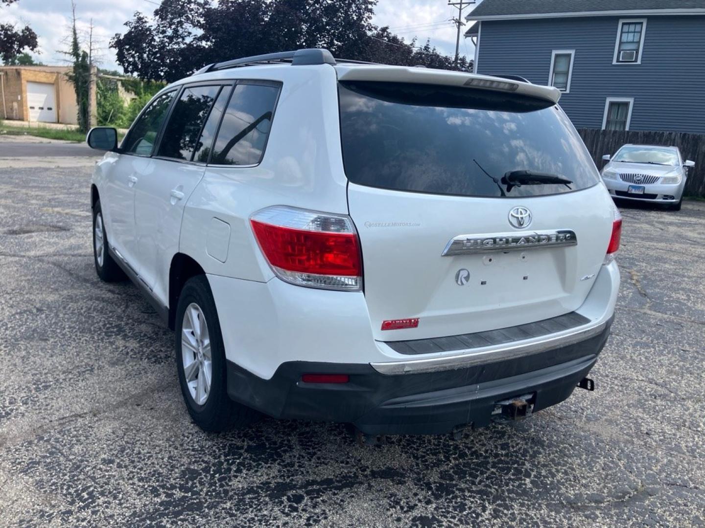 2011 WHITE TOYOTA HIGHLANDER BASE (5TDBK3EH0BS) with an 3.5L engine, Automatic transmission, located at 1708 Broadway, Rockford, IL, 61104, (815) 397-5010, 42.252522, -89.069359- Photo#3