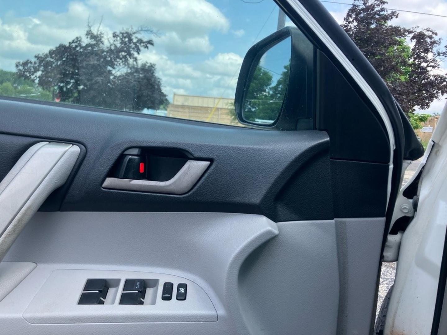 2011 WHITE TOYOTA HIGHLANDER BASE (5TDBK3EH0BS) with an 3.5L engine, Automatic transmission, located at 1708 Broadway, Rockford, IL, 61104, (815) 397-5010, 42.252522, -89.069359- Photo#4