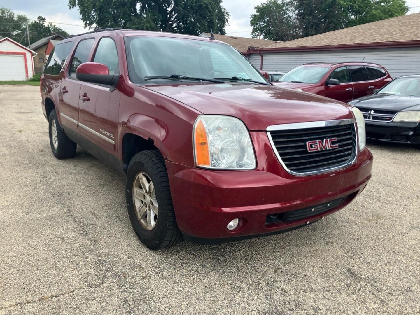 2011 RED GMC YUKON XL 1500 SLT (1GKS2KE39BR) with an 5.3L engine, Automatic transmission, located at 1708 Broadway, Rockford, IL, 61104, (815) 397-5010, 42.252522, -89.069359- Photo#1