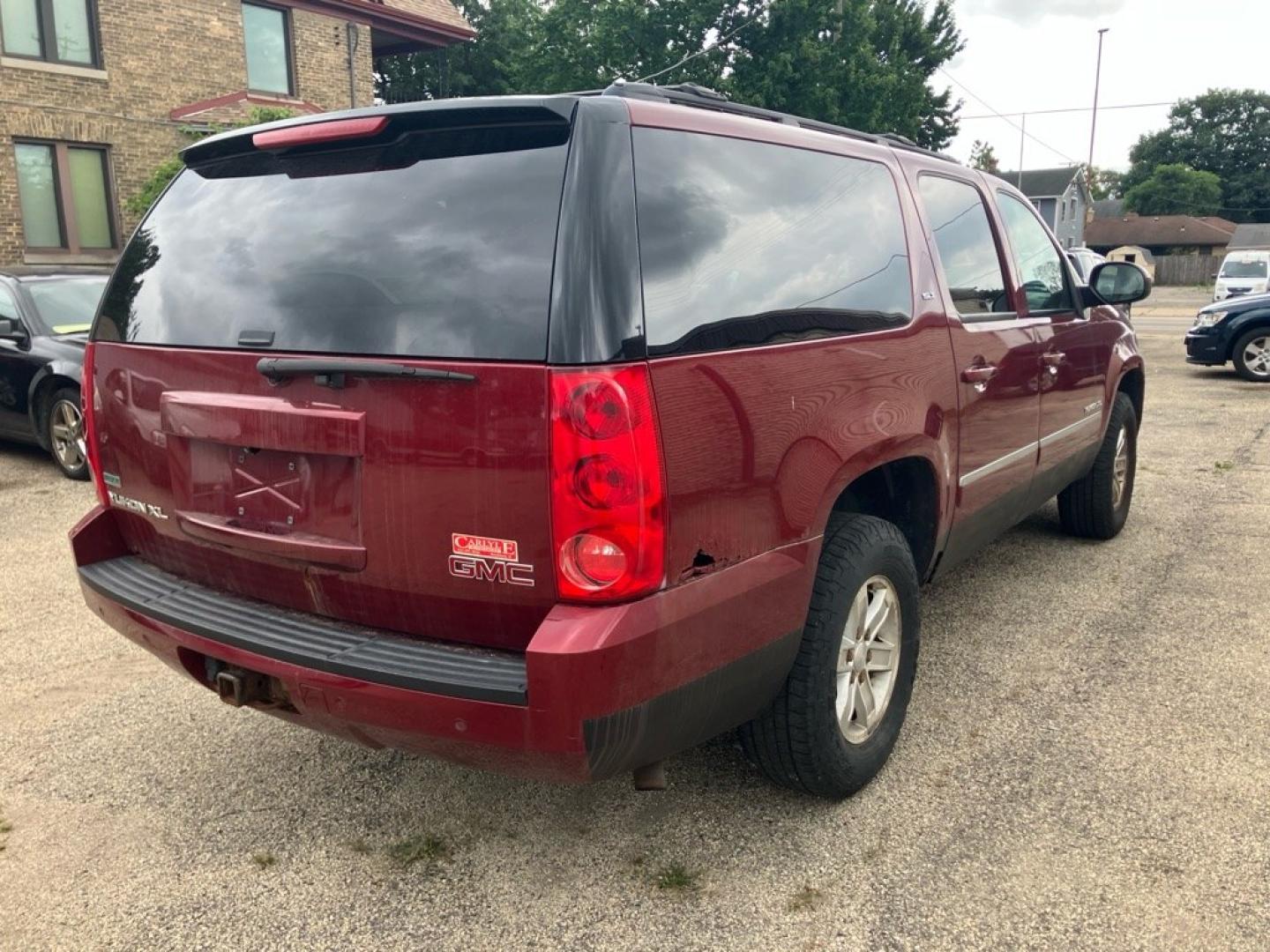 2011 RED GMC YUKON XL 1500 SLT (1GKS2KE39BR) with an 5.3L engine, Automatic transmission, located at 1708 Broadway, Rockford, IL, 61104, (815) 397-5010, 42.252522, -89.069359- Photo#2