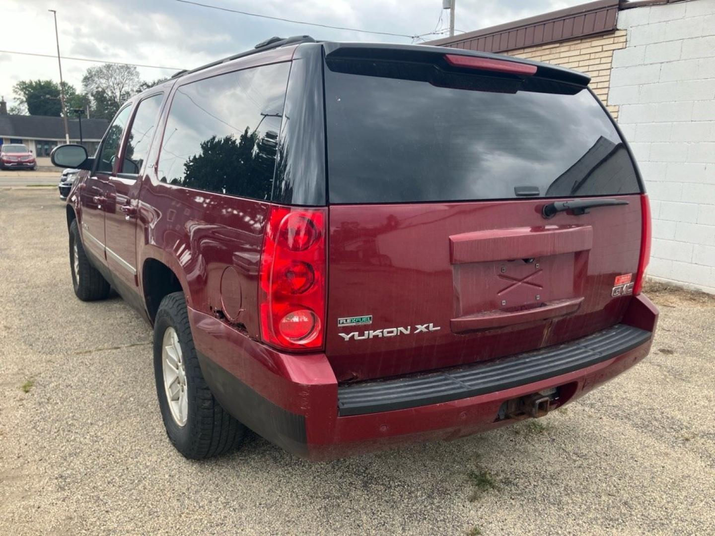 2011 RED GMC YUKON XL 1500 SLT (1GKS2KE39BR) with an 5.3L engine, Automatic transmission, located at 1708 Broadway, Rockford, IL, 61104, (815) 397-5010, 42.252522, -89.069359- Photo#3
