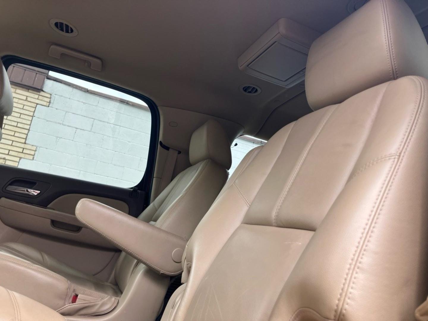 2011 RED GMC YUKON XL 1500 SLT (1GKS2KE39BR) with an 5.3L engine, Automatic transmission, located at 1708 Broadway, Rockford, IL, 61104, (815) 397-5010, 42.252522, -89.069359- Photo#4
