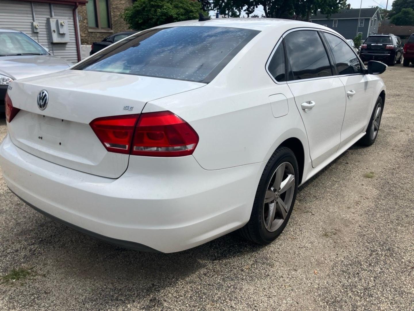 2012 WHITE VOLKSWAGEN PASSAT SE (1VWBH7A36CC) with an 2.5L engine, Automatic transmission, located at 1708 Broadway, Rockford, IL, 61104, (815) 397-5010, 42.252522, -89.069359- Photo#2