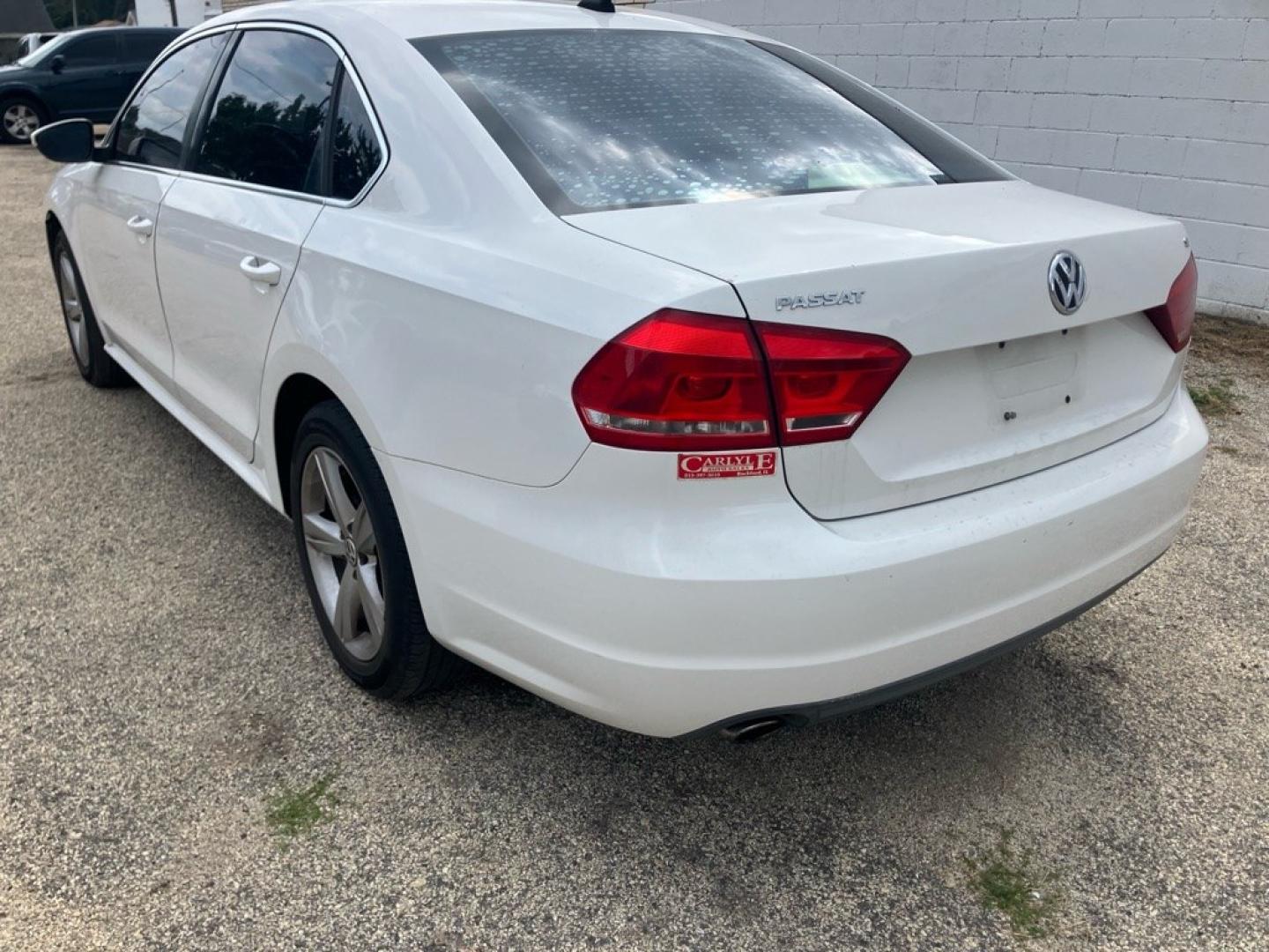 2012 WHITE VOLKSWAGEN PASSAT SE (1VWBH7A36CC) with an 2.5L engine, Automatic transmission, located at 1708 Broadway, Rockford, IL, 61104, (815) 397-5010, 42.252522, -89.069359- Photo#3