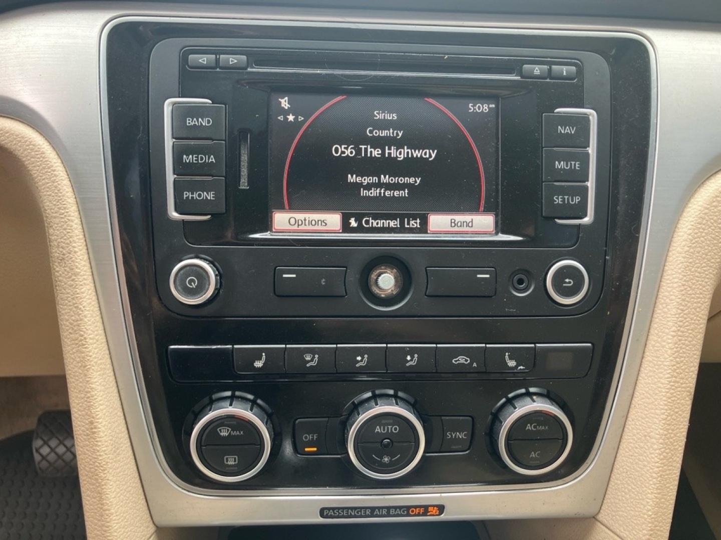 2012 WHITE VOLKSWAGEN PASSAT SE (1VWBH7A36CC) with an 2.5L engine, Automatic transmission, located at 1708 Broadway, Rockford, IL, 61104, (815) 397-5010, 42.252522, -89.069359- Photo#8