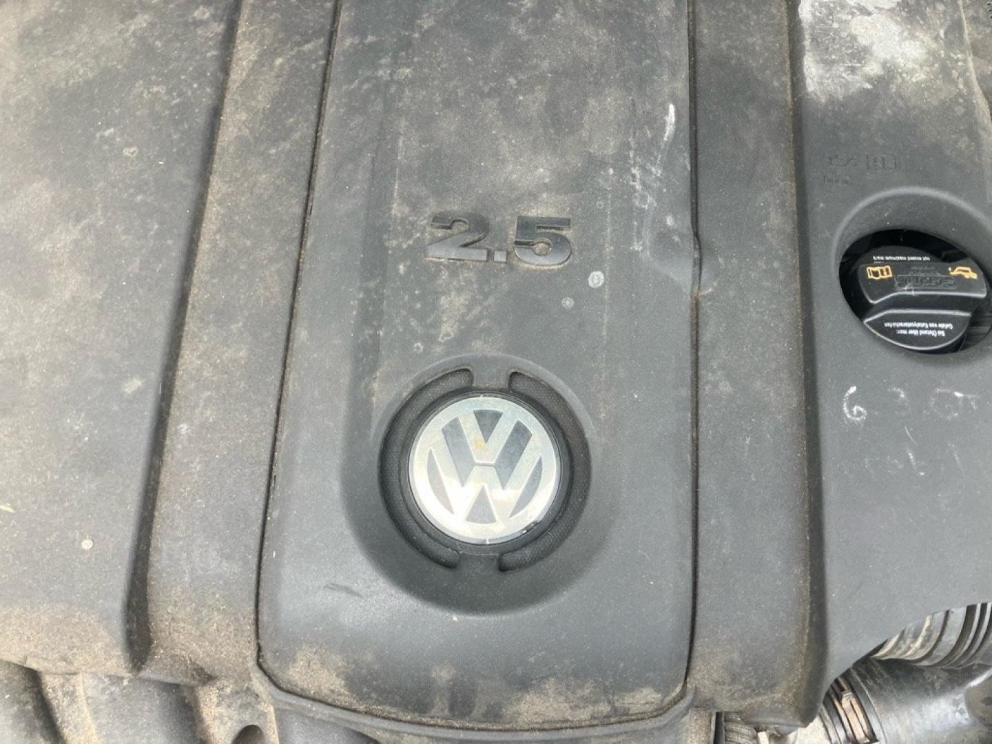2012 WHITE VOLKSWAGEN PASSAT SE (1VWBH7A36CC) with an 2.5L engine, Automatic transmission, located at 1708 Broadway, Rockford, IL, 61104, (815) 397-5010, 42.252522, -89.069359- Photo#9