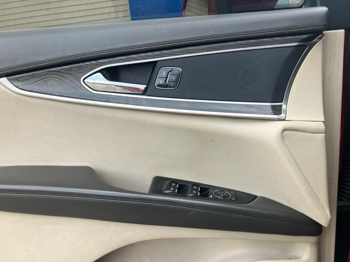 2016 BURGUN LINCOLN MKX RESERVE (2LMTJ8LR5GB) with an 3.7L engine, Automatic transmission, located at 1708 Broadway, Rockford, IL, 61104, (815) 397-5010, 42.252522, -89.069359- Photo#5