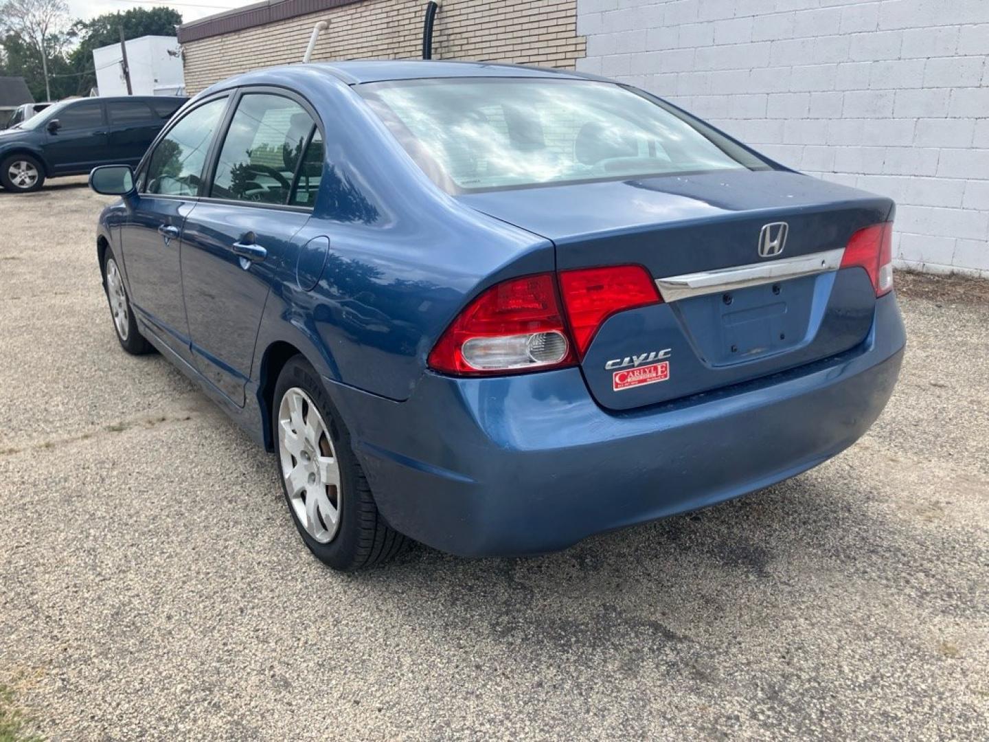 2009 BLUE HONDA CIVIC LX (2HGFA165X9H) with an 1.8L engine, Automatic transmission, located at 1708 Broadway, Rockford, IL, 61104, (815) 397-5010, 42.252522, -89.069359- Photo#3