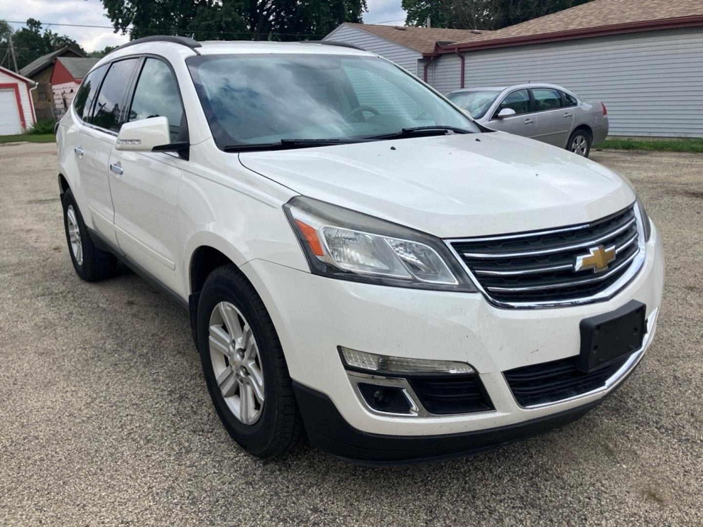 2013 WHITE CHEVROLET TRAVERSE LT (1GNKVGKD4DJ) with an 3.6L engine, Automatic transmission, located at 1708 Broadway, Rockford, IL, 61104, (815) 397-5010, 42.252522, -89.069359- Photo#1