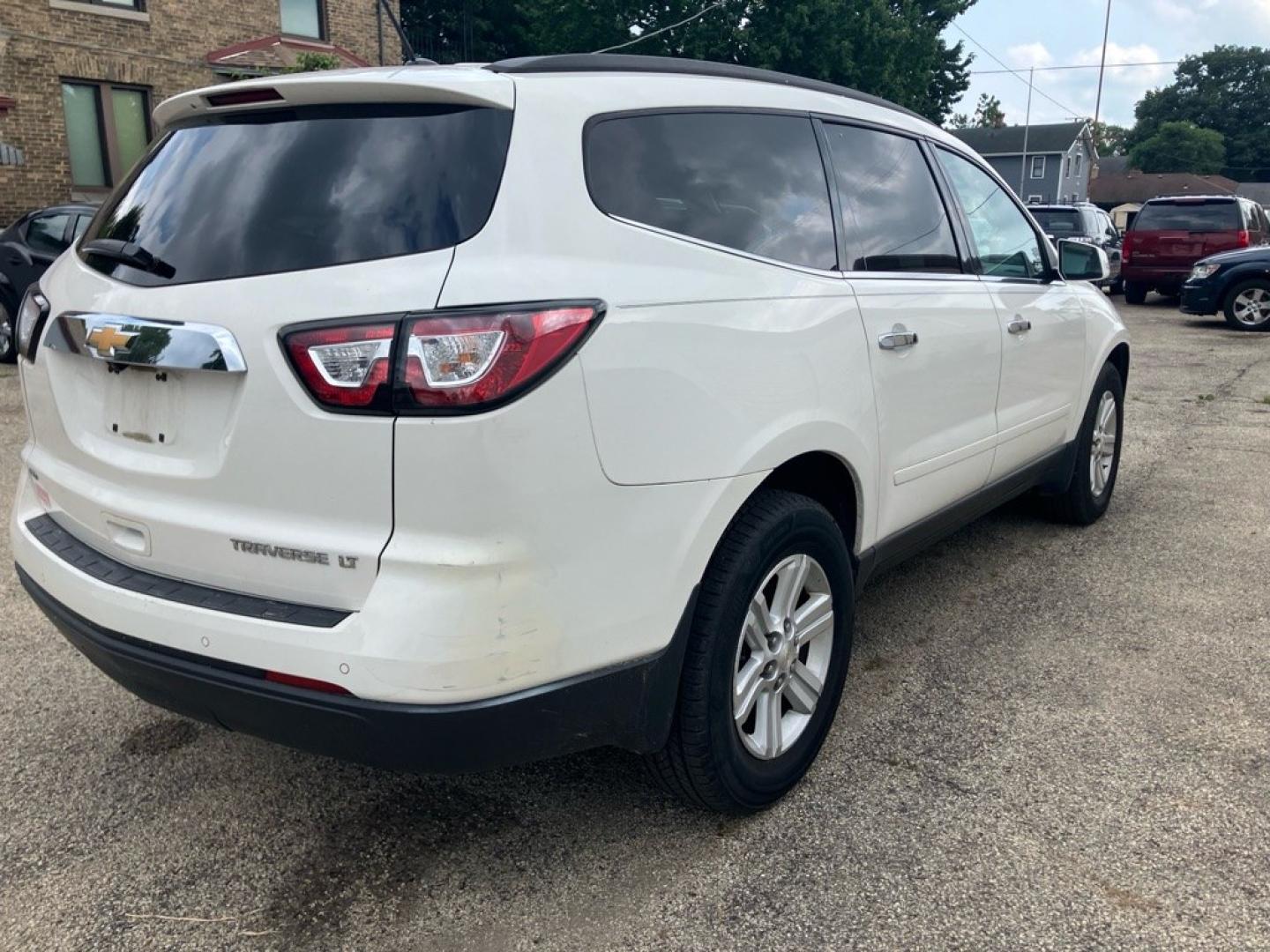 2013 WHITE CHEVROLET TRAVERSE LT (1GNKVGKD4DJ) with an 3.6L engine, Automatic transmission, located at 1708 Broadway, Rockford, IL, 61104, (815) 397-5010, 42.252522, -89.069359- Photo#2