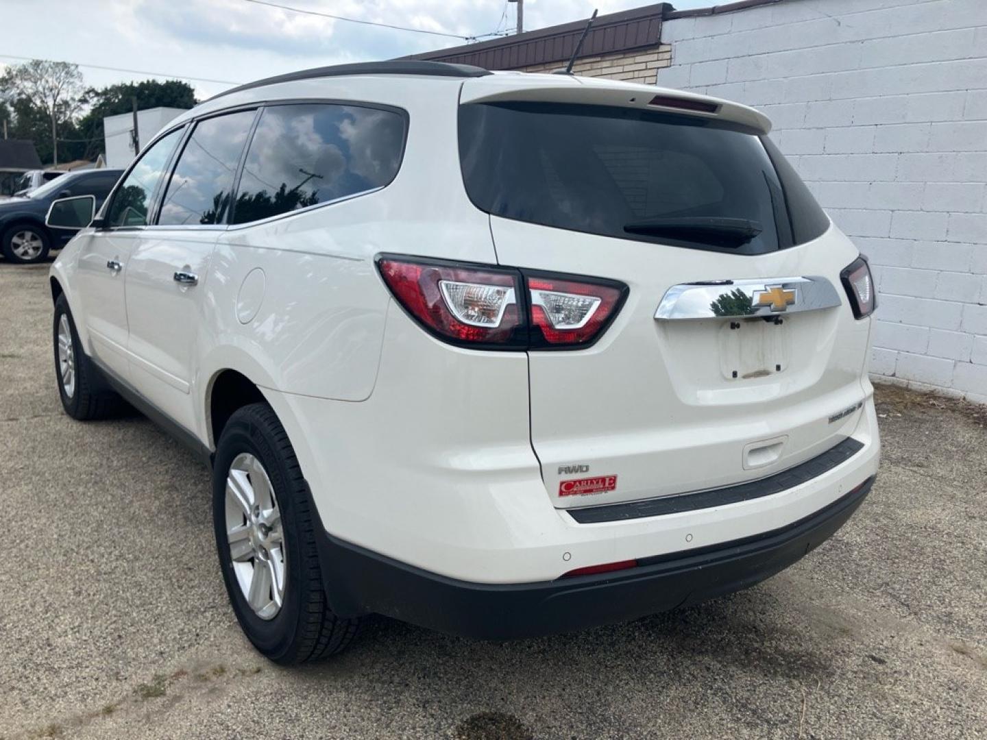 2013 WHITE CHEVROLET TRAVERSE LT (1GNKVGKD4DJ) with an 3.6L engine, Automatic transmission, located at 1708 Broadway, Rockford, IL, 61104, (815) 397-5010, 42.252522, -89.069359- Photo#3