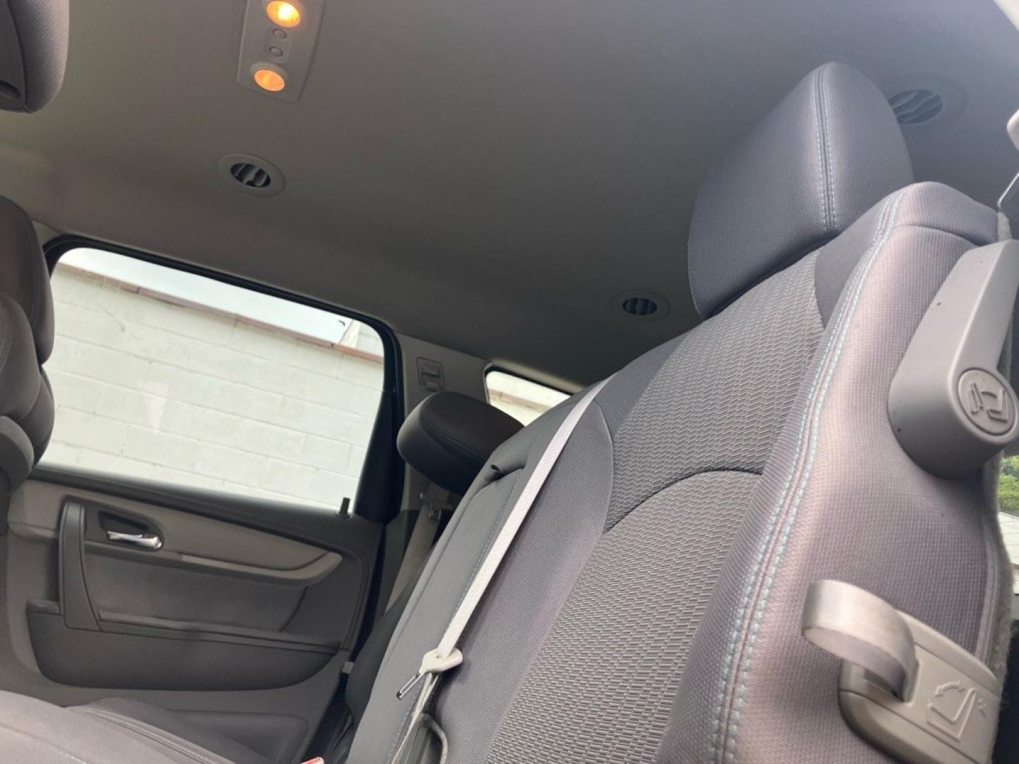 2013 WHITE CHEVROLET TRAVERSE LT (1GNKVGKD4DJ) with an 3.6L engine, Automatic transmission, located at 1708 Broadway, Rockford, IL, 61104, (815) 397-5010, 42.252522, -89.069359- Photo#4