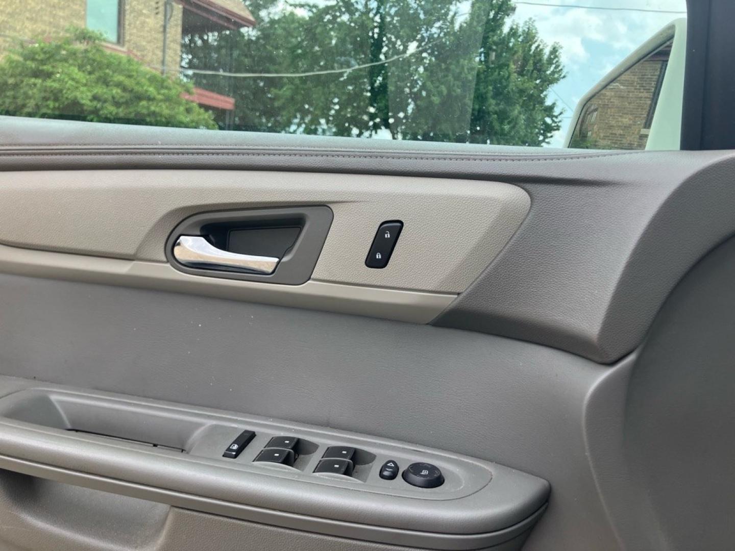 2013 WHITE CHEVROLET TRAVERSE LT (1GNKVGKD4DJ) with an 3.6L engine, Automatic transmission, located at 1708 Broadway, Rockford, IL, 61104, (815) 397-5010, 42.252522, -89.069359- Photo#6