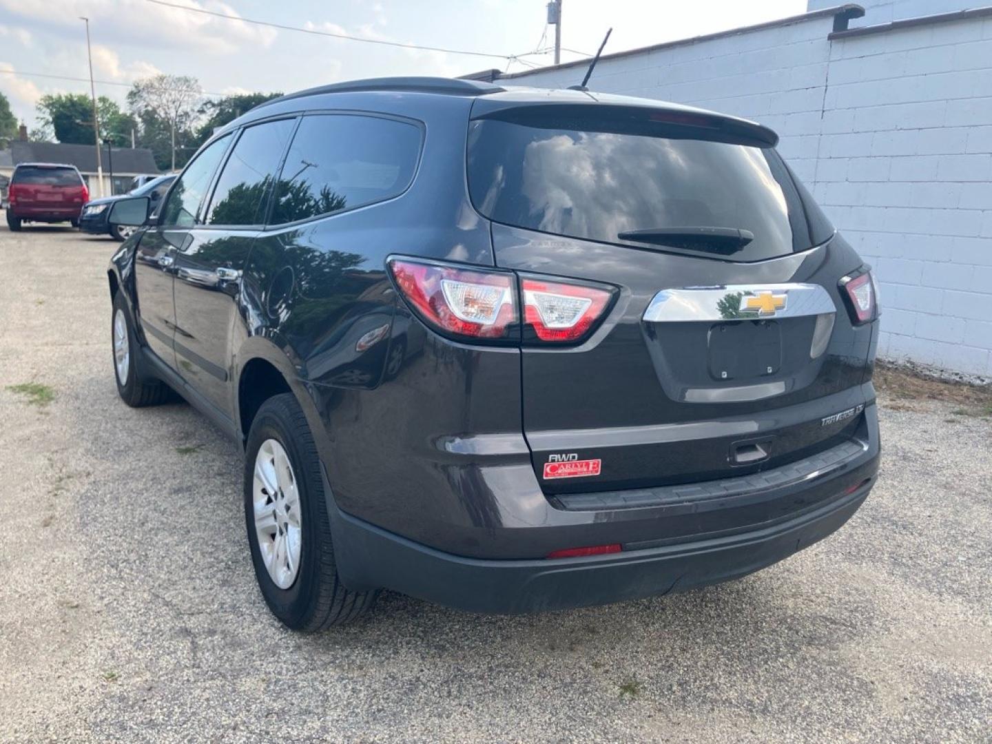2015 GRAY CHEVROLET TRAVERSE LS (1GNKVFED3FJ) with an 3.6L engine, Automatic transmission, located at 1708 Broadway, Rockford, IL, 61104, (815) 397-5010, 42.252522, -89.069359- Photo#3