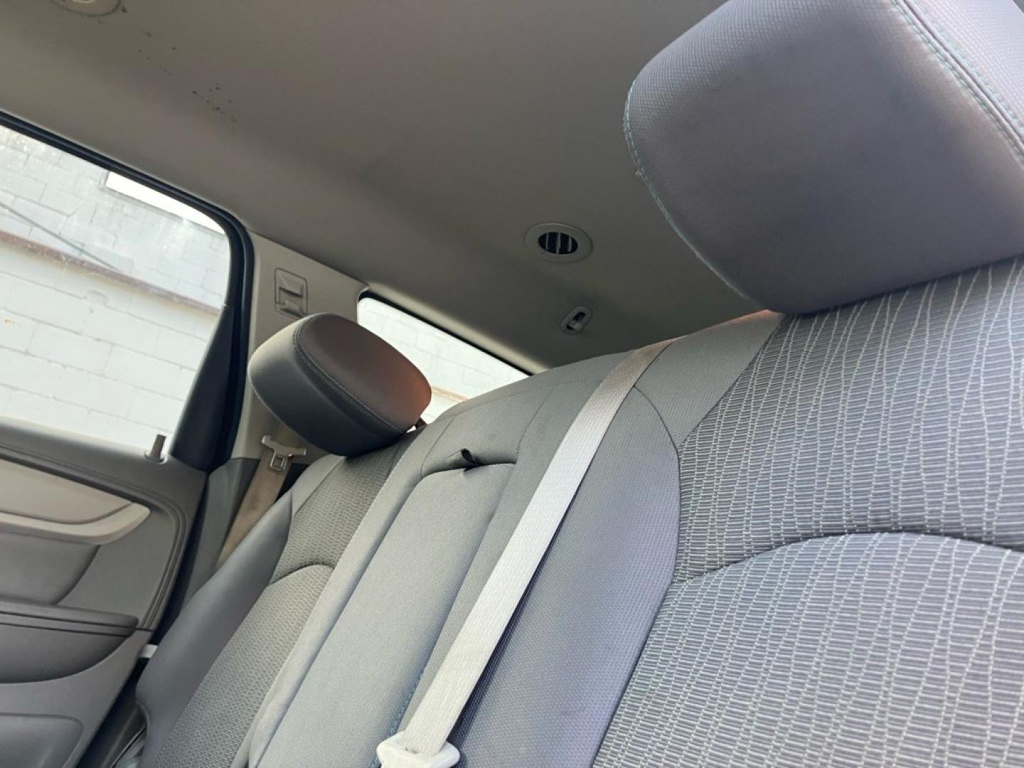 2015 GRAY CHEVROLET TRAVERSE LS (1GNKVFED3FJ) with an 3.6L engine, Automatic transmission, located at 1708 Broadway, Rockford, IL, 61104, (815) 397-5010, 42.252522, -89.069359- Photo#5