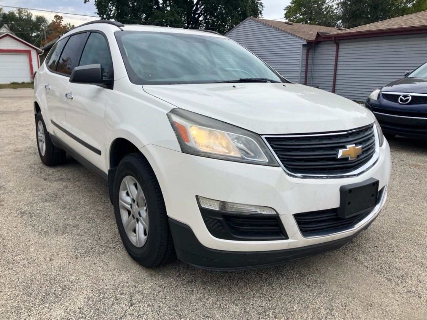 2013 WHITE CHEVROLET TRAVERSE LS (1GNKRFKD0DJ) with an 3.6L engine, Automatic transmission, located at 1708 Broadway, Rockford, IL, 61104, (815) 397-5010, 42.252522, -89.069359- Photo#1