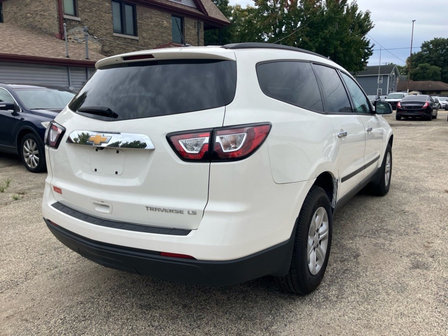 2013 WHITE CHEVROLET TRAVERSE LS (1GNKRFKD0DJ) with an 3.6L engine, Automatic transmission, located at 1708 Broadway, Rockford, IL, 61104, (815) 397-5010, 42.252522, -89.069359- Photo#2