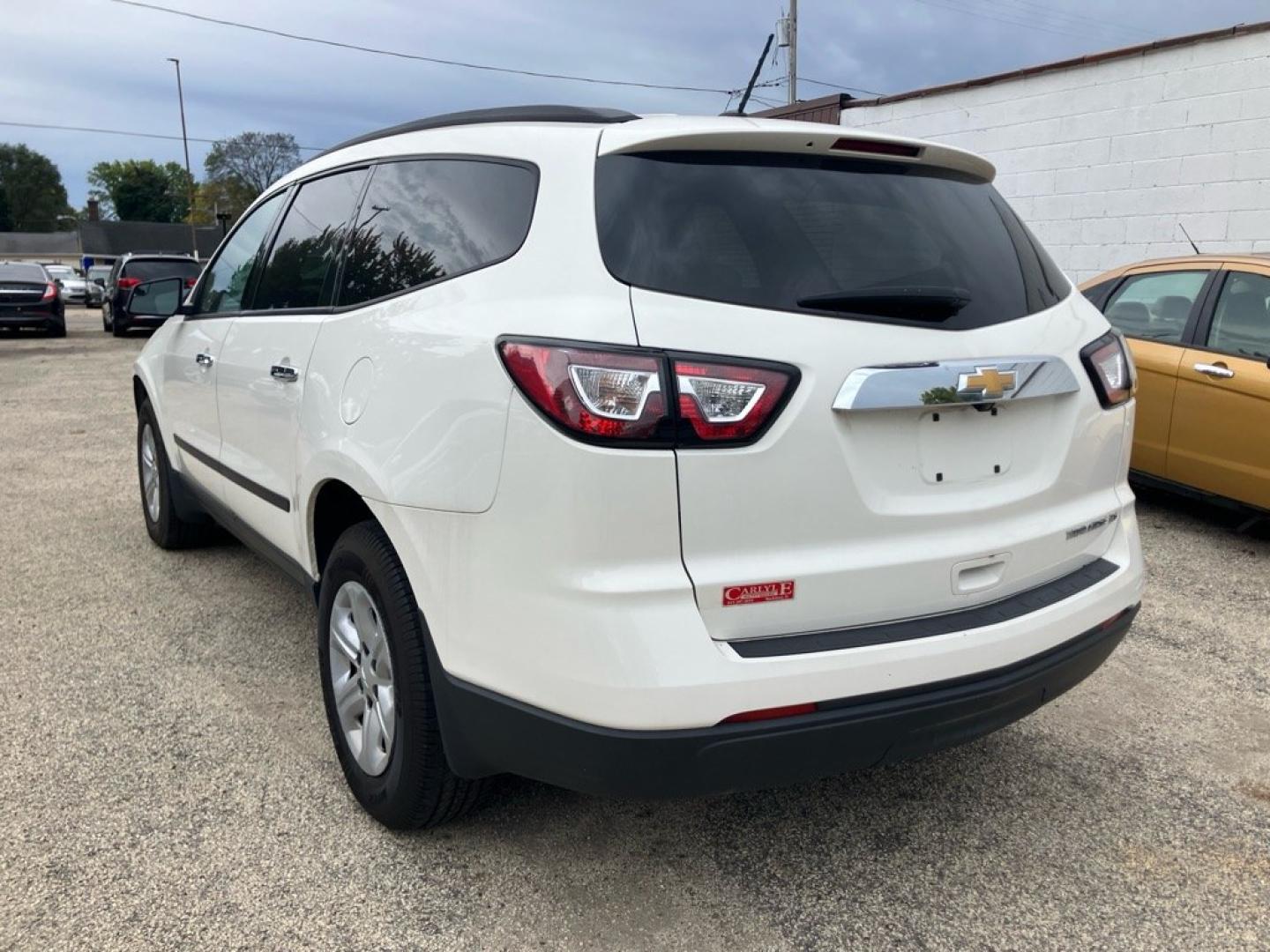 2013 WHITE CHEVROLET TRAVERSE LS (1GNKRFKD0DJ) with an 3.6L engine, Automatic transmission, located at 1708 Broadway, Rockford, IL, 61104, (815) 397-5010, 42.252522, -89.069359- Photo#3