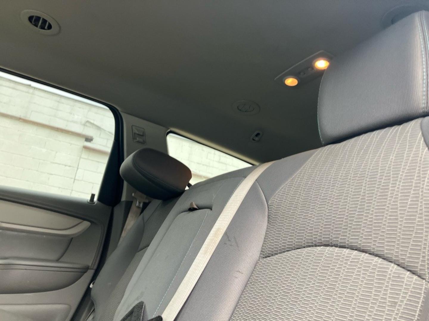 2013 WHITE CHEVROLET TRAVERSE LS (1GNKRFKD0DJ) with an 3.6L engine, Automatic transmission, located at 1708 Broadway, Rockford, IL, 61104, (815) 397-5010, 42.252522, -89.069359- Photo#4
