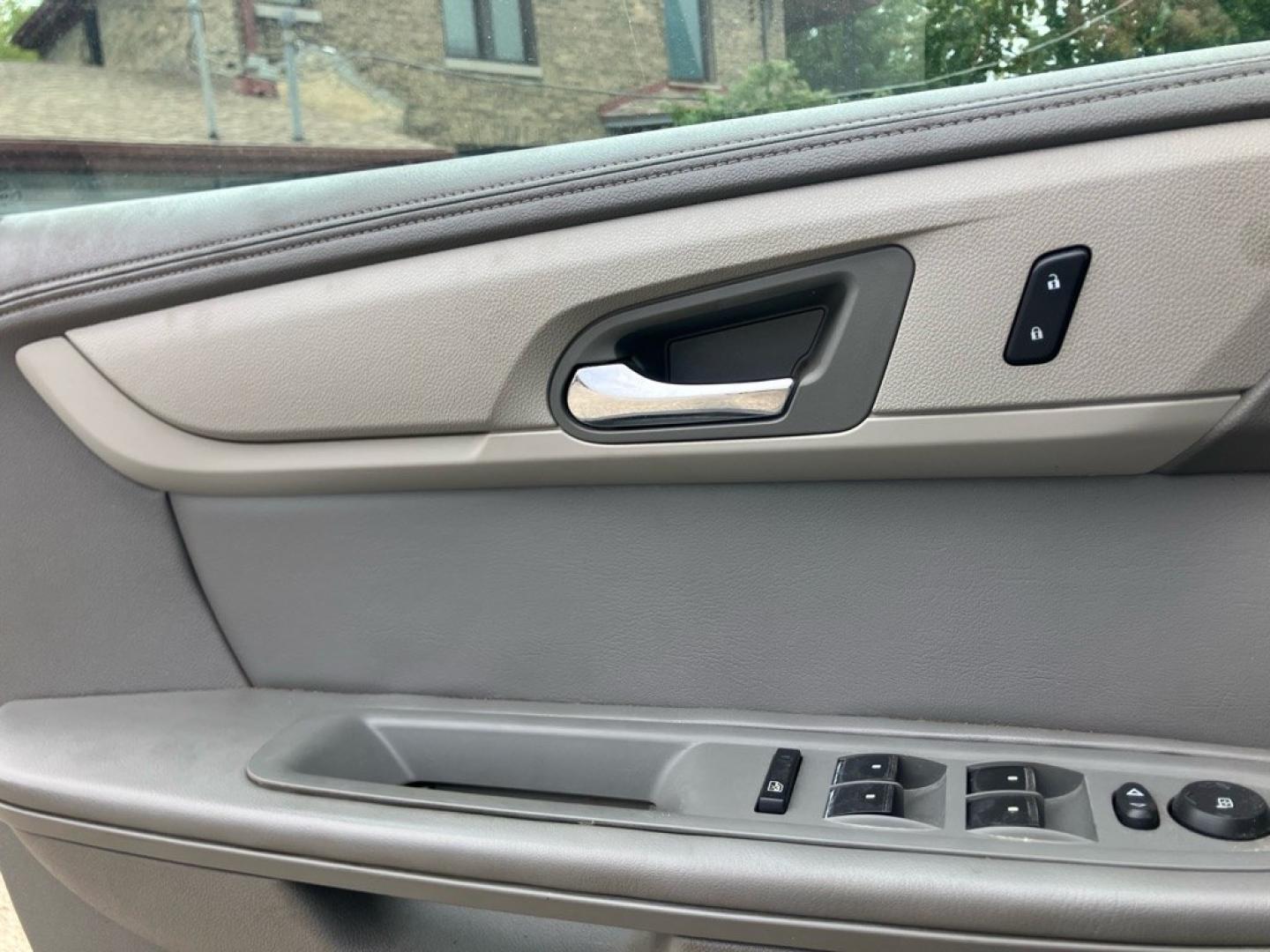 2013 WHITE CHEVROLET TRAVERSE LS (1GNKRFKD0DJ) with an 3.6L engine, Automatic transmission, located at 1708 Broadway, Rockford, IL, 61104, (815) 397-5010, 42.252522, -89.069359- Photo#6