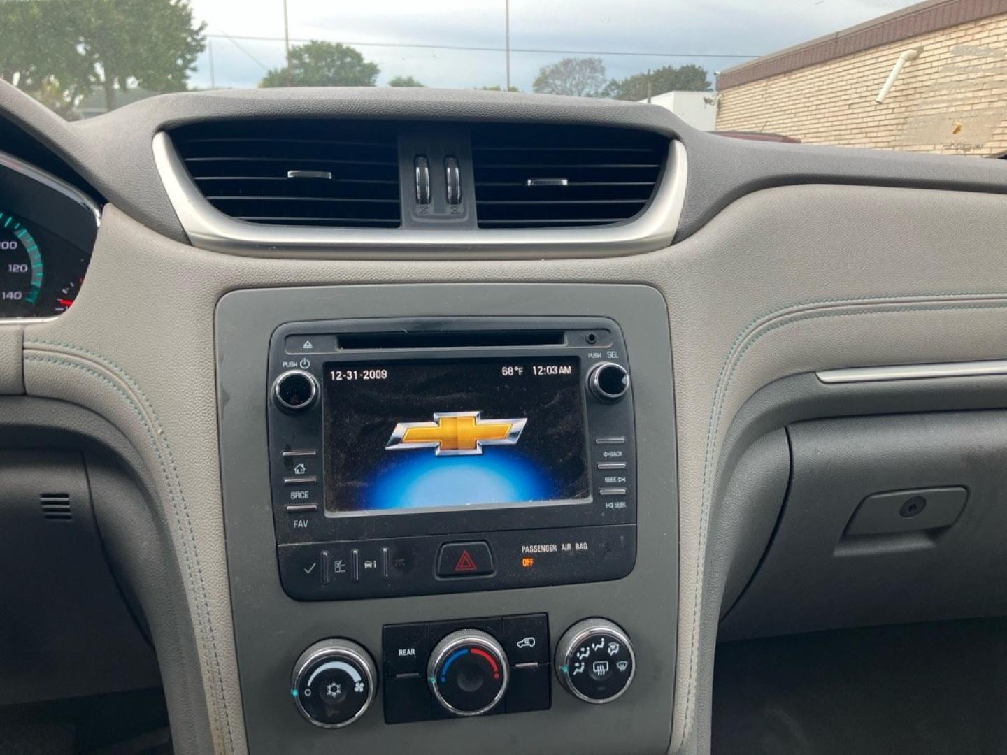 2013 WHITE CHEVROLET TRAVERSE LS (1GNKRFKD0DJ) with an 3.6L engine, Automatic transmission, located at 1708 Broadway, Rockford, IL, 61104, (815) 397-5010, 42.252522, -89.069359- Photo#8