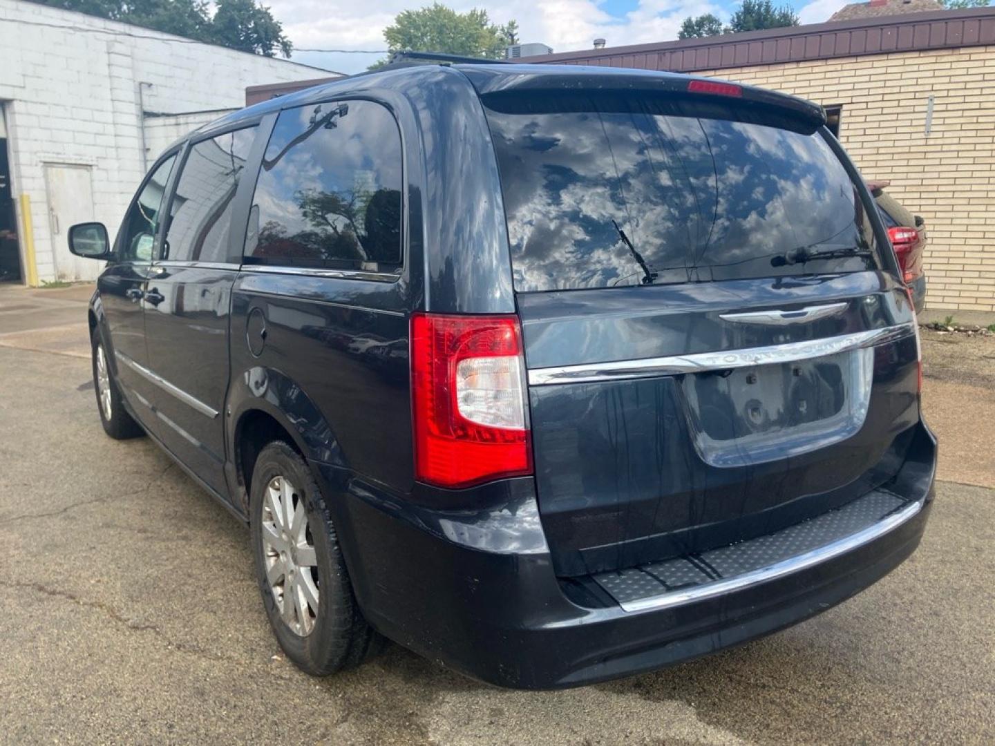 2013 BLACK CHRYSLER TOWN and COUNTRY TOURING (2C4RC1BG7DR) with an 3.6L engine, Automatic transmission, located at 1708 Broadway, Rockford, IL, 61104, (815) 397-5010, 42.252522, -89.069359- Photo#3