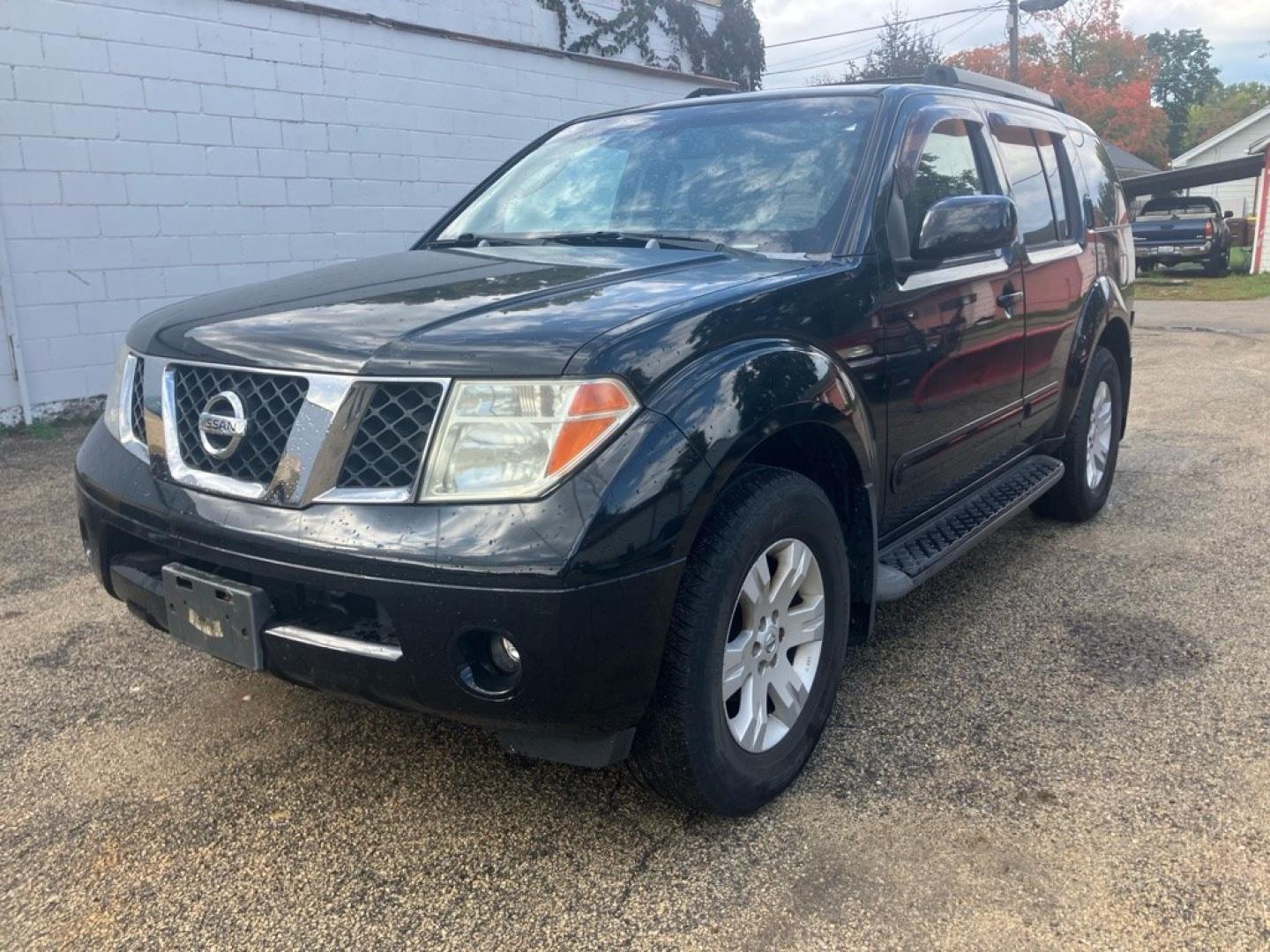 2006 BLACK NISSAN PATHFINDER LE (5N1AR18W86C) with an 4.0L engine, Automatic transmission, located at 1708 Broadway, Rockford, IL, 61104, (815) 397-5010, 42.252522, -89.069359- Photo#1